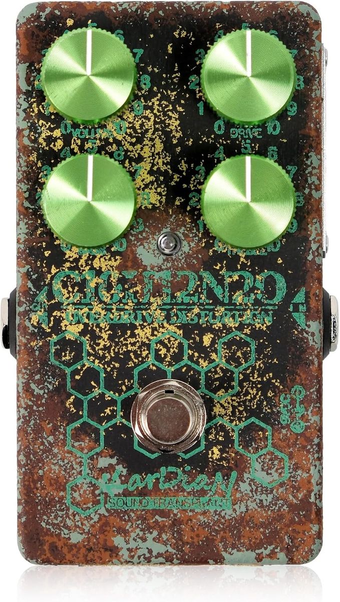選びぬかれたコンポーネントを使用することで唯一無二のサウンドを実現！ ■Tube Screamerのオリジネーター "田村進" 新しいエフェクター 1978年にレジェンドペダルが誕生しました。そしてその生みの親である元Maxon(日伸音波製作所)のエンジニア、田村進氏とKarDiaNが今回全く新しいTube Screamerライクペダルを製作いたしました。 ■全てのTube Screamerを研究し尽くした至高のオーバードライブ 田村進氏はエフェクター界隈では知らない人のいないレジェンドエンジニアです。彼の持つ設計技術はTube Screamerの製作に始まり数多くの素晴らしいペダルを生み出してきました。そんな田村氏は現在長野県で設計に明け暮れており、今回島村楽器の平林氏とご縁を繋いでいただきKarDiaNとの共同製作に繋がりました。田村氏とKarDiaN北田による二人のエンジニアの回路設計、そしてKarDiaN北田の所有するMaxon OD-808 Narrow, Maxon OD-808, Ibanez TS-808 Narrow, Ibanez TS-808, etc...これら全て、そして複数台の同機種を研究し二人のエンジニアが死力を尽くしたペダルが誕生したのです。 そんな田村氏と私はTube Screamerのそして特に今では高騰しているヴィンテージの個体を基準にTube Screamerを研究しました。そして私自身が製作したセロトニンと呼ばれるTSベースのオーバードライブを基軸にヴィンテージのエッセンスを持ちながらもそことは一線を画した、全く新しいオーバードライブペダルを設計開発しました。それはTSでもない、セロトニンでもない、回路から全く新しいオーバードライブが誕生したのです。ただそこには確かにTube Screamerオリジンが宿ったサウンドが鳴り響いています。そしてそんな彼に敬意を込めて田村進氏のサインがデザインされた金属プレートを本機には搭載しています。 "Serotonin Origin S.T." はパーツから特別なこだわりを持っています。特にサウンドの心臓となるのは田村進氏が選び抜いた特別なオペアンプです。これは私も型番はもちろん知ることはできず、更にこのオペアンプは廃盤品とのことです。しかし田村進氏はこちらを数万個単位でストックすることで彼の持つオリジナルサウンドを確実な物としています。その他にもOrange Dropによるカップリングコンデンサ、KarDiaNのシグネイチャートーンを担うAmtransのAMRGなど選びぬかれたコンポーネントを使用することで唯一無二のサウンドを実現しました。 そして今回は塗装にも新たなチャレンジをいたしました。ヴィンテージのTube Screamerの一部の筐体には下地に黄色の塗料が使われており、使い古した個体には表面の緑色が剥げて下地の黄色が現れます。鮮やかなグリーンとイエローのマルチレイヤーを本機でも再現しました。 田村進氏が作り上げた伝説のペダルが生まれてから45年。46年目に田村進氏とKaDiaNの北田によって新しい伝説のオーバードライブを生み出しました。レジェンドに恥じぬ素晴らしいOrigin S.T. サウンドを体感してみてください。 ■SPECS ●入力インピーダンス : 2.2MΩ ●出力インピーダンス : 10kΩ ●コントロール : Volume、Drive、Treble、Bass ●スイッチング方式 : トゥルーバイパス ●接続端子 : 1/4インチ標準フォーン・ジャック×2 (入力、出力) ●電源方式 : 9VセンターマイナスDC電源 (電池可9V形006P型) ●消費電流 : 10mA ●寸法 : 幅 (W) 72 mm、奥行き (D) 121 mm、高さ (H) 55 mm(フットスイッチやジャック等の突起物含む) ●重量 : 311g ●付属品 : 保証書 ■DISCLAIMER 製品の改良等により、予告なく仕様が変更となることがございます。また画像はサンプルです。塗装仕上げは1台ずつ微妙に異なりますので、あらかじめご了承ください。金属ノブの仕様として操作時のみタッチノイズが発生いたします。操作時は弦アースを（指で弦に触れている状態）で操作をすることを推奨いたします。 ※画像はサンプルです。