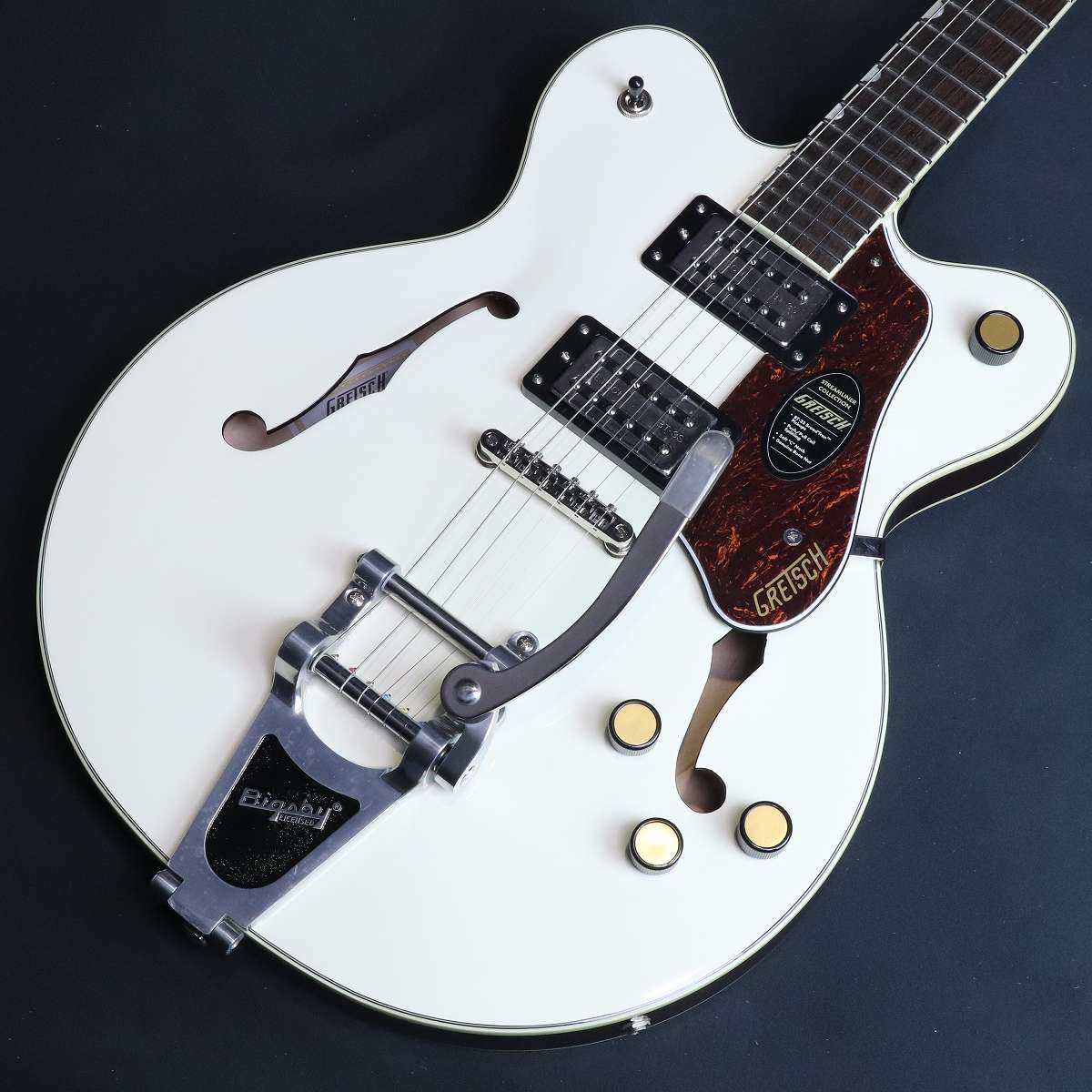 本格的でお手頃なグレッチのセミアコ『G2622T』に新色登場！ リフレッシュされたStreamliner Collectionは、Gretschギターの輝かしい過去の要素を再訪し、エキサイティングな新機能と組み合わせることで、優れたパフォーマンス、サウンド、スタイルを驚くべき価値で提供します。 G2622T Streamliner Center Block Double-Cut with Bigsbyは、パワフルなサウンドとGretschならではのスタイリングをよりコンパクトなサイズに収め、現代に甦らせました。 G2622Tは、グレッチに期待されるすべての要素を保ちつつ、楽器にワンランク上のパフォーマンス、スタイル、そしてより大きな音量感を求めるギタリストのために設計されています。 G2622 Center Blockは、アーチドメイプルボディに、新しいセンターブロックデザインを採用しています。 この新しいセンターブロックは、軽量で快適な演奏性と存在感のあるフルでリッチなサウンドを両立するように設計されており、アタックとサスティンを向上させ、優れたフィードバック抑制効果を、重さを感じさせない快適なギターにまとめ上げています。 G2622は、新開発のBroad’Tron BT-3Sピックアップを搭載しています。 アルニコ5とアルニコ2を組み合わせたマグネットを採用し、力強いミッドレンジ、タイトでふくよかなローエンド、スムーズでクリアなハイエンドがバランス良く得られ、音楽的な響きを放つピックアップです。 Streamlinerのパワフルなサウンドは、ネックとブリッジピックアップのボリュームコントロール、マスタートーンコントロール、マスターボリュームコントロール、3ウェイピックアップスイッチングという伝統的なコントロールレイアウトによって引き出されます。 マスターボリュームコントロールにPush/Pullポットを内蔵することでコイルスプリットが可能となり、シングルコイルサウンドに切り替えることが可能です。 すでに強力なサウンドパレットにさらなるトーンオプションが得られます。 ■付属品：ソフトケース、調整用レンチ、メーカー保証書 ■JANコード:0885978035625 ■シリアルナンバー:IS260205214 ■重量:3.23kg ※こちらの商品は店頭展示品の為、画像に写りにくい磨き傷などがある場合がございます。 製品仕様 Body Material Laminated MapleBody Finish GlossNeck Nato, Soft “C”Neck Finish GlossFingerboard Laurel, 12” (305 mm)Frets 22, Medium JumboPosition Inlays Pearloid Neo-Classic Thumbnail (Laurel)Nut (Material/Width) Bone, 1.6875” (42.86 mm)Tuning Machines Die-Cast SealedScale Length 24.75” (629 mm)Bridge Adjusto-MaticPickguard 3-Ply Tortoise with Gold Gretsch Logo (505, 583)Pickups Broad’Tron BT-3S (Bridge), (Middle), Broad’Tron BT-3S (Neck)Pickup Switching 3-Position Toggle Auxiliary Switching Push/Pull Pot (for Coil Split)Controls Volume 1. (Neck Pickup), Volume 2. (Bridge Pickup), Master Tone, Master Volume with Push/Pull for Coil SplitControl Knobs Gretsch Radio KnobHardware Finish NickelStrings Nickel Plated Steel (.010-.046 Gauges)Case/Gig Bag Softcase