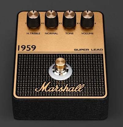 アイコニックな1959アンプにインスパイア 重い機材を運ぶ手間なく、真のMarshallトーンをどこでも楽しもう。ステージでも、自宅でも、地元のギグでも、手軽に持ち運べるこのペダルで、伝説の1959アンプのトーンがあなたのものに。 1959SLPアンプは多くのギタリストから長年に渡って究極のサウンドを生み出す一台として認知されています。 1959オーバードライブペダルもこの歴史的アンプの特性を備えHigh Treble(高音域)とより丸みを帯びたNormalのトーンブレンドを可能にし、Marshall独特のオーバードライブサウンドを実現します。 ■商品仕様 ◯アイコニックな1959アンプにインスパイア ◯オリジナルアンプの製造元が手がけたペダル ◯シンプルでもパワフルなトーンコントロール ◯伝説的な1959サウンドでエフェクターボードに革命を ■アイコニックな1959アンプにインスパイア 1959 Pedalは、クランチーなオーバードライブで知られるクラシックなPlexiサウンドを再現し、真のMarshallサウンド体験を提供します。オリジナルの1959アンプが持つ迫力のヴィンテージトーンを特徴とするダイナミックレンジ、クリアな音質、豊かなトーンキャラクターを忠実に再現しました。 ■オリジナルアンプの製造元が手がけたペダル クラシックなMarshallのルックスを受け継いだ1959 Pedalは、ブラックとゴールドで仕上げた特徴的なMarshallのデザインをフィーチャー。他にはない卓越した柔軟性と豊かなサウンドが得られるこのペダルは、細かいディテールに至るまでMarshallの伝説的なクオリティーと伝統が反映されています。 ■シンプルでもパワフルなトーンコントロール 1959 Pedalの操作しやすい回転ノブと発光するフットペダルで、演奏中も思いのままにサウンドをコントロール。回転ノブはオリジナルアンプの直感的な機能を反映しているため、伝説的なトーンを簡単に再現できます。 ■商品仕様 ◯主な仕様 モデル：PEDL-92001 電源：9V DC（センターマイナス） ◯エレクトロニクス 出力：1 x 1/4インチジャック出力 入力端子：1 x 1/4インチジャック入力 ◯外形寸法 重量（kg）：0.74 kg 幅（mm）：101mm 高さ（mm)：52mm 奥行き（mm）：131mm ◯バッテリー 再生時間：30時間 （別売りの外部PSUを使用しない場合） ※画像はサンプルです。
