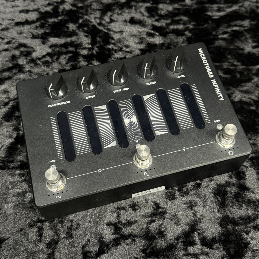 Darkglass Electronics / Microtubes Infinity の中古が入荷!Microtubes Infinityは、プログラマブルのフォーマットにMicrotubesの3つのディストーションB3K、Vintage、Xを搭載した無限の可能性を秘めたモデルです。キズや汚れなど使用感はございますが動作上の問題はございません。※画像に映っている商品が付属品含め全てとなります。 製品仕様 商品ランクB+:多少傷はあるが通常使用する用途において問題なし 保証期間12ヶ月 シリアルナンバー 重量- サイズ- 製造年- 製造国 ケース 取扱説明書 電源 付属品- ※中古品につき、傷・打痕等、写真に写りにくい部分や記載以外の傷があります。予めご了承くださいませ。 ※こちらの商品は現物1点限りを、店頭展示を含め複数のモールに同時掲載しております。 売却に伴う商品情報の削除は迅速を心掛けておりますが、必ずしもリアルタイムではございません。 ご注文後に万一売り切れとなっておりました際は、誠に申し訳ございませんがご容赦くださいませ。