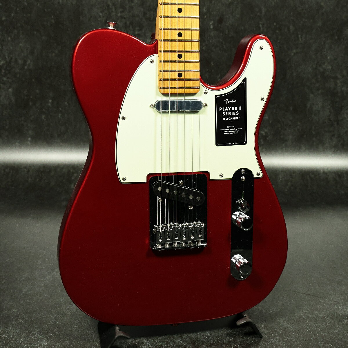 75周年を迎えるテレキャスターの特別カラーモデルが登場!Player II Telecasterは、Fenderならではのアイコニックなサウンドとスタイルを受け継ぎながら、現代のプレイヤーに向けたアップデートを施したステージユースに最適なモデルです。演奏を力強く支え、さらなるインスピレーションを引き出します。Player II Telecasterは、時代を超えて愛されるFenderの魅力を備えながら、現代のプレイヤーのニーズに応える仕様へと進化しています。ネックには、滑らかなサテンウレタンフィニッシュを施したModern “C”シェイプを採用し、演奏性を追求。さらに、ロールドエッジ加工を施した9.5インチラジアスのスラブローズウッドまたはメイプル指板と、22本のミディアムジャンボフレットの組み合わせにより、快適でスムーズなフィンガリングを実現します。ボディ材にはアルダー、チェンバードアッシュ、チェンバードマホガニーのオプションを用意し、定番のFenderカラーに加え、アーカイブから復刻された新たなカラーオプションもラインアップしています。Player Series Alnico V Single-Coil Teleピックアップは、透き通るような高域、音楽的な中域、引き締まった低域を実現し、あらゆるジャンルに対応するサウンドを奏でます。3ウェイブレードスイッチにより、ネックピックアップの滑らかでベルのような響きから、ブリッジピックアップの鋭いトゥワングサウンド、その中間の多彩なサウンドまで自在に選択できます。さらに、6サドルブリッジ、ブロックスチールサドル、ClassicGearチューナーを搭載し、高いチューニング安定性を実現。幅広いサウンドメイクに対応する柔軟性を備えています。自分だけのサウンドを追求するプレイヤーに最適なPlayer II Telecasterは、Fenderならではのルックス、トーン、そして演奏性を兼ね備えたモデルです。■付属品:ソフトケース、調整用レンチ、メーカー保証書■シリアルナンバー:MXA26012553■重量:3.57kg 製品仕様 Body_MaterialAlder Body_FinishPolyester NeckMaple, Modern “C” Neck_FinishSatin Urethane FingerboardMaple, 9.5” (241 mm) Frets22, Medium Jumbo Position_InlaysBlack Dot Nut_Material/WidthSynthetic Bone, 1.650” (42 mm) Tuning_MachinesFender ClassicGear Scale_Length25.5” (648 mm) Bridge6-Saddle String-Through-Body Tele with Block Steel Saddles Pickguard3-Ply Parchment PickupsPlayer Series Alnico 5 Tele Single-Coil (Bridge), Player Series Alnico 5 Tele Single-Coil (Neck) Pickup_Switching3-Position Blade | Position 1. Bridge Pickup, Position 2. Bridge and Neck Pickups, Position 3. Neck Pickup ControlsMaster Volume, Master Tone Control_KnobsKnurled Flat-Top Hardware_FinishNickel/Chrome StringsFender USA 250L Nickel Plated Steel (.009-.042 Gauges), PN 0730250403 ※こちらの商品は現物1点限りを、店頭展示を含め複数のモールに同時掲載しております。 売却に伴う商品情報の削除は迅速を心掛けておりますが、必ずしもリアルタイムではございません。 ご注文後に万一売り切れとなっておりました際は、誠に申し訳ございませんがご容赦くださいませ。