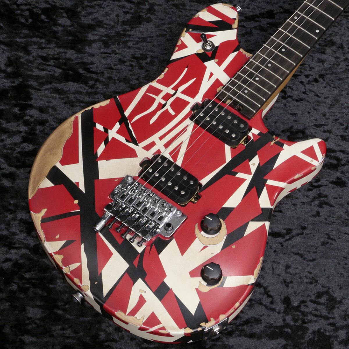 エイジド加工を施した限定ウルフギャング・スペシャル登場!プレイヤー志向の機能とアイコニックなスタイルを両立したLimited Edition Wolfgang Special Stripedは、鮮烈なロックサウンドを生み出すために生まれた、高いレスポンス性と壮大なスケール感の音圧を生み出します。目を引くエイジド加工のレッド×ブラック&ホワイトストライプフィニッシュとディストレストクロムハードウェアを纏ったWolfgang Special Stripedは、アーチトップのバスウッドボディに、エディ・ヴァン・ヘイレンの厳格な仕様に基づいて成形されたグラファイト補強ロッド内蔵のクォーターソーンメイプルネックを組み合わせています。22本のジャンボフレットを配した12 16インチコンパウンドラジアスのエボニー指板は、エッジが丁寧にロールオフ処理されており、長時間の快適な演奏性を実現すると共に、エネルギッシュなリフや高速リードプレイを容易にします。ヒールマウントのトラスロッド調整ホイールにより、素早いネック調整が可能です。クリアで明瞭度の高いサウンドを提供するカスタムデザインのEVH Wolfgangハムバッキングピックアップはボディにダイレクトマウントされており、優れた振動の伝導効率により、芯のある輝かしいトーンと、驚異的なサスティンを提供します。このギターのあらゆるパーツは高速プレイのためにデザインされています。ローフリクションボリュームノブは、軽やかなボリュームス奏法を可能にし、ハイフリクショントーンノブは誤作動によるトーンの変化を防ぎます。堅牢なEVHブランドのFloyd Roseロッキングトレモロとロッキングナットは、過激なアーミングを行なっても正確なチューニングを維持します。EVH D-Tunaは指先ひとつでドロップDと通常のEチューニングを正確に切り替えられ、あらゆるステージに対応する万能性を誇ります。■重量:3.45kg■JAN:0197955146553■付属品:ソフトケース、トレモロアーム、調整用レンチ、メーカー保証書Body Material: BasswoodBody Finish: Satin LacquerNeck: Quartersawn Maple, Wolfgang BackshapeNeck Finish: Hand-Rubbed Satin UrethaneFingerboard: Ebony, 12”-16” Compound Radius (304.8 mm to 406.4 mm)Frets: 22, JumboPosition Inlays: White Pearloid Dot (Ebony)Nut Material/Width: Floyd Rose R2 Locking, 1.625” (41.3 mm)Tuning Machines: EVH-Branded GotohScale Length: 25.5” (648 mm)Bridge: EVH-Branded Floyd Rose Locking Tremolo with EVH D-TunaPickups: Direct Mount EVH Wolfgang Humbucking (Bridge), (Middle), Direct Mount EVH Wolfgang Humbucking (Neck)Pickup Switching: 3-Position Toggle Position 1. Bridge Pickup, Position 2. Bridge and Neck Pickups, Position 3. Neck PickupControls: Volume (500K EVH Bourns Low Friction Pot) with Treble Bleed Circuit, Tone (250K EVH Bourns High Friction Pot)Control Knobs: Black Knurled with White IndicatorHardware Finish: ChromeStrings: EVH Nickel Plated Steel (.009-.042 Gauges) ※こちらの商品は現物1点限りを、店頭展示を含め複数のモールに同時掲載しております。 売却に伴う商品情報の削除は迅速を心掛けておりますが、必ずしもリアルタイムではございません。 ご注文後に万一売り切れとなっておりました際は、誠に申し訳ございませんがご容赦くださいませ。