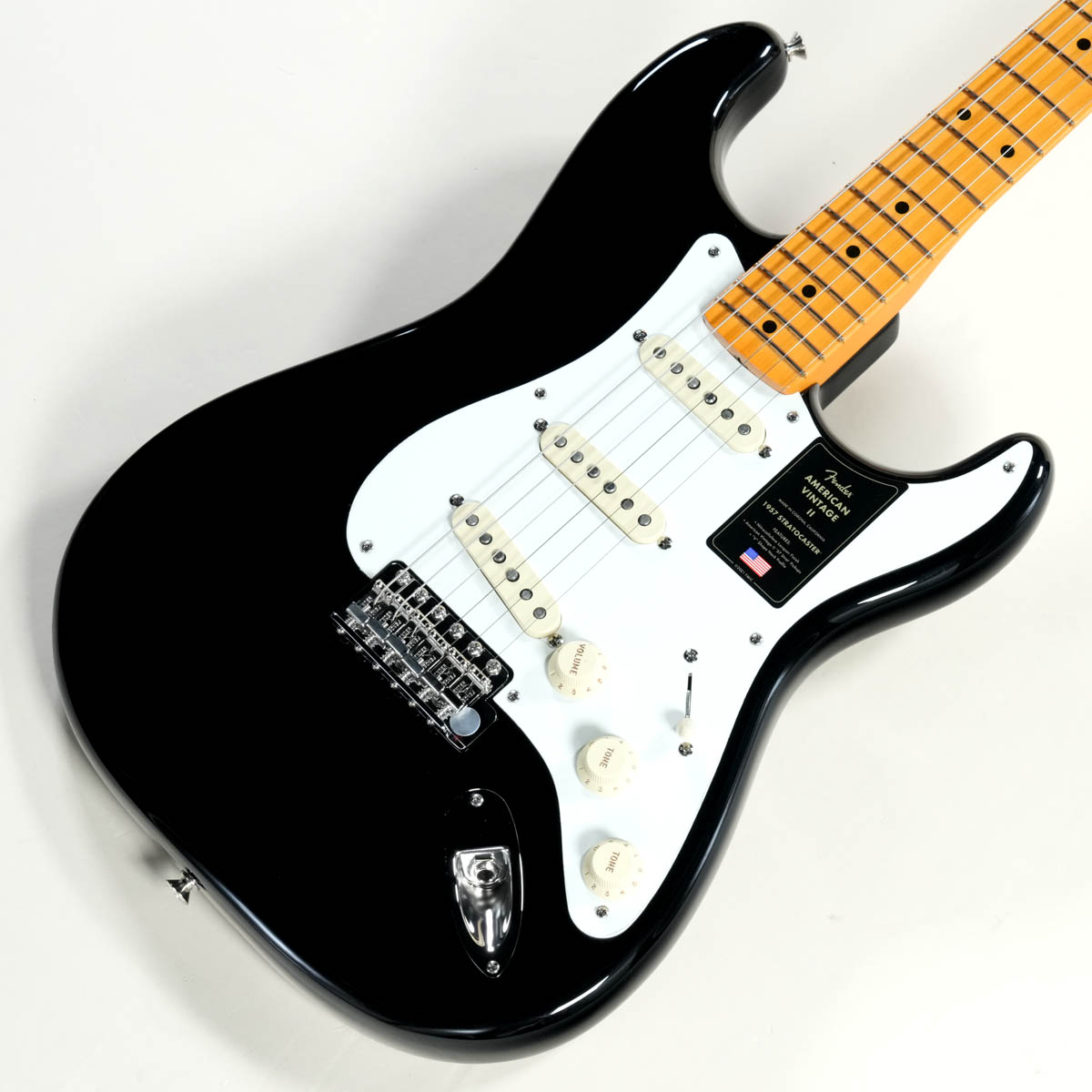 American Vintage II 1957 Stratocasterに待望の"Black"が登場！American Vintage IIは、音楽の歴史を変えた革新的なエレクトリックギターとベースを、極めて正確に再現したシリーズです。当時の仕様を忠実に反映したボディシェイプ、ネック、ハードウェア構成、プレミアムなフィニッシュ、そして年代別にヴォイシングされ細部にまでこだわり抜いたピックアップを搭載し、本物のFenderクラフトマンシップとトーンのエッセンスを凝縮した一本です。独特の色気に満ちた曲線、きらめくサウンド、画期的なトレモロブリッジを備えたStratocasterが1954年に登場した時、これまで見たこともない真新しさに全世界が驚愕しました。様々なアップデートを経て、1957年には世紀を代表するギターのひとつの完成形にまで進化を遂げました。American Vintage II 1957 Stratocasterは、Pure Vintage Stratocasterピックアップを3基搭載し、滑らかなボディコンター、7.25インチラジアスのメイプル指板を備えたVシェイプネックが特徴で、1957年に存在していたオリジナルモデルのトーンとフィーリングを再現しています。また、コールドロールド（冷間圧延）スチールブロックとベントスチールサドルを備えた当時のスペックを忠実に再現したシンクロナイズドトレモロ、Fender Deluxeチューニングマシン、1-plyピックガードなどのプレミアムな仕様が採用されています。フェンダーのアイコニックなギターシェイプを讃えて開発されたAmerican Vintage II 1957 Stratocasterは、アルダーまたはアッシュボディに魅力的な経年変化を特徴とするニトロセルロースラッカーフィニッシュのモデルをラインナップしています。■S/N:V2552157■重量:3.44kg■JANコード:0885978526888■付属品:ハードケース、トレモロアーム、調整用レンチ、メーカー保証書製品仕様Body Material： Alder (803, 806, 849), Ash (807)Body Finish：Gloss Nitrocellulose LacquerNeck：1-Piece Maple, 1957 “V”Neck Finish：Gloss Nitrocellulose LacquerFingerboard：Maple, 7.25” (184.1 mm)Frets：21, Vintage TallPosition Inlays：Black Dot (Maple)Nut (Material/Width)：Bone, 1.650” (42 mm)Tuning Machines：Pure Vintage Single Line “Fender Deluxe”Scale Length：25.5” (64.77 cm)Bridge：Pure Vintage Synchronized Tremolo with Bent Steel SaddlesPickguard：1-Ply ParchmentPickups：Pure Vintage ‘57 Single-Coil Strat (Bridge), Pure Vintage ‘57 Single-Coil Strat (Middle),Pure Vintage ‘57 Single-Coil Strat (Neck)Pickup Switching：5-Position Blade：Position 1. Bridge Pickup, Position 2. Bridge and Middle Pickup, Position 3. Middle Pickup, Position 4. Middle and Neck Pickup, Position 5. Neck PickupControls：Master Volume, Tone 1. (Neck/Middle Pickups), Tone 2. (Bridge Pickup)Control Knobs：Aged WhiteHardware Finish：Nickel/ChromeStrings：Fender USA 250R Nickel Plated Steel (.010-.046 Gauges), PN 0730250406Case/Gig Bag：Vintage-Style Tweed (Crushed Red Interior)