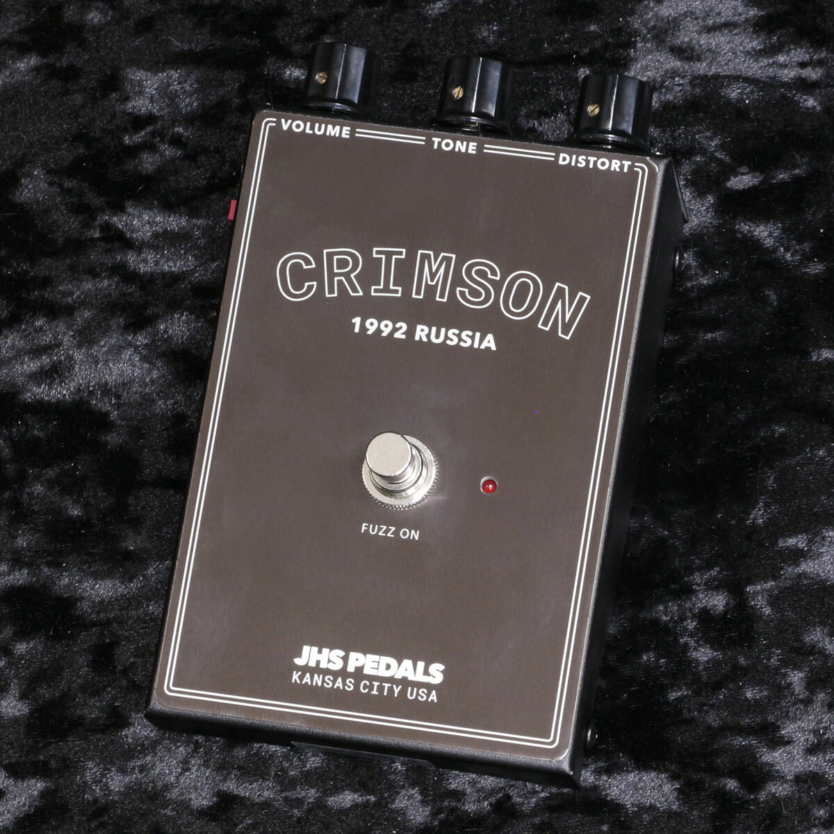 ロシア製BIG MUFF Piの初期モデル、”RED ARMY OVERDRIVE”を再現したLegend of Fuzzシリーズ「CRIMSON」1969年、Electro-Harmonixは伝説的なBig Muff ディストーションファズのファーストバージョン“Triangle”をリリースしました。1970年代には、V2“Ram’s Head”(1973年)、V3“Pi”(1977年)、V4“OP-Amp”(1978年)といったこの有名な回路の様々な新バージョンがリリースされましたが、1984年その全てがストップしました。Electro-Harmonixの2度目の倒産により、強大な商品力を誇ったBig Muffはおよそ10年間その姿を消すことになったのです。1990年代初頭、創業者であるMike Matthewsは1970年代製のElectro-Harmonixペダルがヴィンテージ/レア価格で取引されていることを知り、1991年サンクトペテルブルクにある旧ソビエト連邦の製造会社と製造契約を締結してBig Muffを復活させました。この新しいバージョンは技術的側面としてはBig Muffの7thバージョンと呼ばれていますが、Mikeはもはや以前の商標を所有していなかったため、Sovtek製の“Mike Matthews Red Army Overdrive”と名づけられました。このバージョンは最初期のロシア製Big Muffで、おそらく全てのバージョンにおいて最も希少なモデルでしょう。1991~92年にかけて生産された数量はごく僅かで、現存する個体もほとんどなく、入手するのはほぼ不可能です。有名なSovtek “Civil War”(1992年後半)バージョンと特徴は共有していますが、このバージョン自体は別物として捉えられています。後に続くどのSovtek Big Muffよりもウォームでクリア、そして明瞭なサウンドのRed Armyは、非常に馴染みのあるエフェクトの独特なフレーバーを提供してくれます。CrimsonはJosh Scottが所有しているRed Armyの正真正銘のレプリカであり、ファズ・ヒストリーのユニークなパートを味わうことができるでしょう。 キズや汚れなどの使用感はございますが、現状動作上の問題はございません。※画像に映っている商品が付属品含め全てとなります。 製品仕様 商品ランクB+:多少傷はあるが通常使用する用途において問題なし 保証期間6ヶ月 ※中古品につき、傷・打痕等、写真に写りにくい部分や記載以外の傷があります。予めご了承くださいませ。 ※こちらの商品は現物1点限りを、店頭展示を含め複数のモールに同時掲載しております。 売却に伴う商品情報の削除は迅速を心掛けておりますが、必ずしもリアルタイムではございません。 ご注文後に万一売り切れとなっておりました際は、誠に申し訳ございませんがご容赦くださいませ。