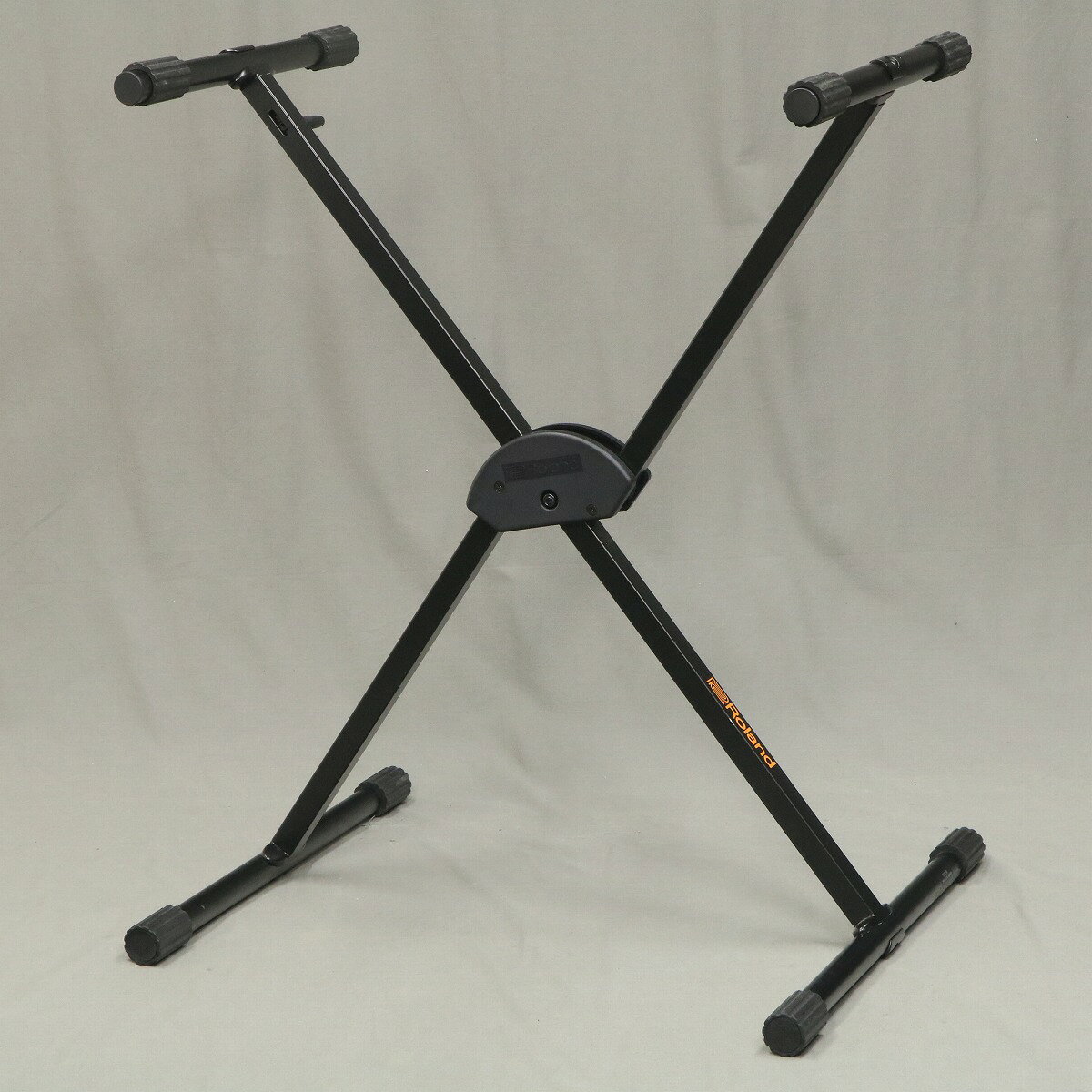 ROLAND KS-10X Keyboard Stand ポータブル・キーボードに最適。高さ調整も折り畳みも簡単なX型キーボード・スタンドです。 許容質量 最大55kg 外形寸法：775 - 245（W） 510（D） 705-1,000（H）mm 外形寸法：（折りたたみ時） 130（W） 510（D） 1,025（H）mm 質量：4.0kg ■商品ランク:B+：多少傷はあるが通常使用する用途において問題なし ■保証:無し ■シリアルナンバー:- ■ケース:無し ■説明書:無し ■他付属品:無し ■備考：その他付属品は画像に写っているもののみとなります。 ----------------------------- ▼必ずお読み下さい ※こちらの商品は現物1点限りでございます。 ※基本機能の動作確認のみで、全機能の詳細な動作確認までは行っておりません。現状でのお渡しとなります。ご了承くださいませ。 ※店頭及び、複数のモールに掲載されているため、販売状況・在庫状況にはタイムラグがあり、リアルタイムではございません。 その為、ご注文時に既に売却済となっている可能性がございます。誠に申し訳ございませんが、予めご了承下さいませ。