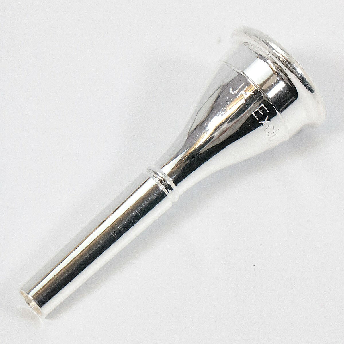 フレンチホルン用マウスピース■中古商品■メーカー:ヨットカー■品名:フレンチホルン用マウスピース■モデル:2EM-SD■コンディション:使用感少なくコンディション良好です。■付属品:箱■商品ランク:B+説明リム内径17.50mm。※写真は光の加減によっては実際の色味と異なる場合がございます。予めご了承下さいませ。 製品仕様 商品ランクB+:多少傷はあるが通常使用する用途において問題なし 付属品 ※中古品につき、傷・打痕等、写真に写りにくい部分や記載以外の傷があります。予めご了承くださいませ。 ※こちらの商品は現物1点限りを、店頭展示を含め複数のモールに同時掲載しております。 売却に伴う商品情報の削除は迅速を心掛けておりますが、必ずしもリアルタイムではございません。 ご注文後に万一売り切れとなっておりました際は、誠に申し訳ございませんがご容赦くださいませ。