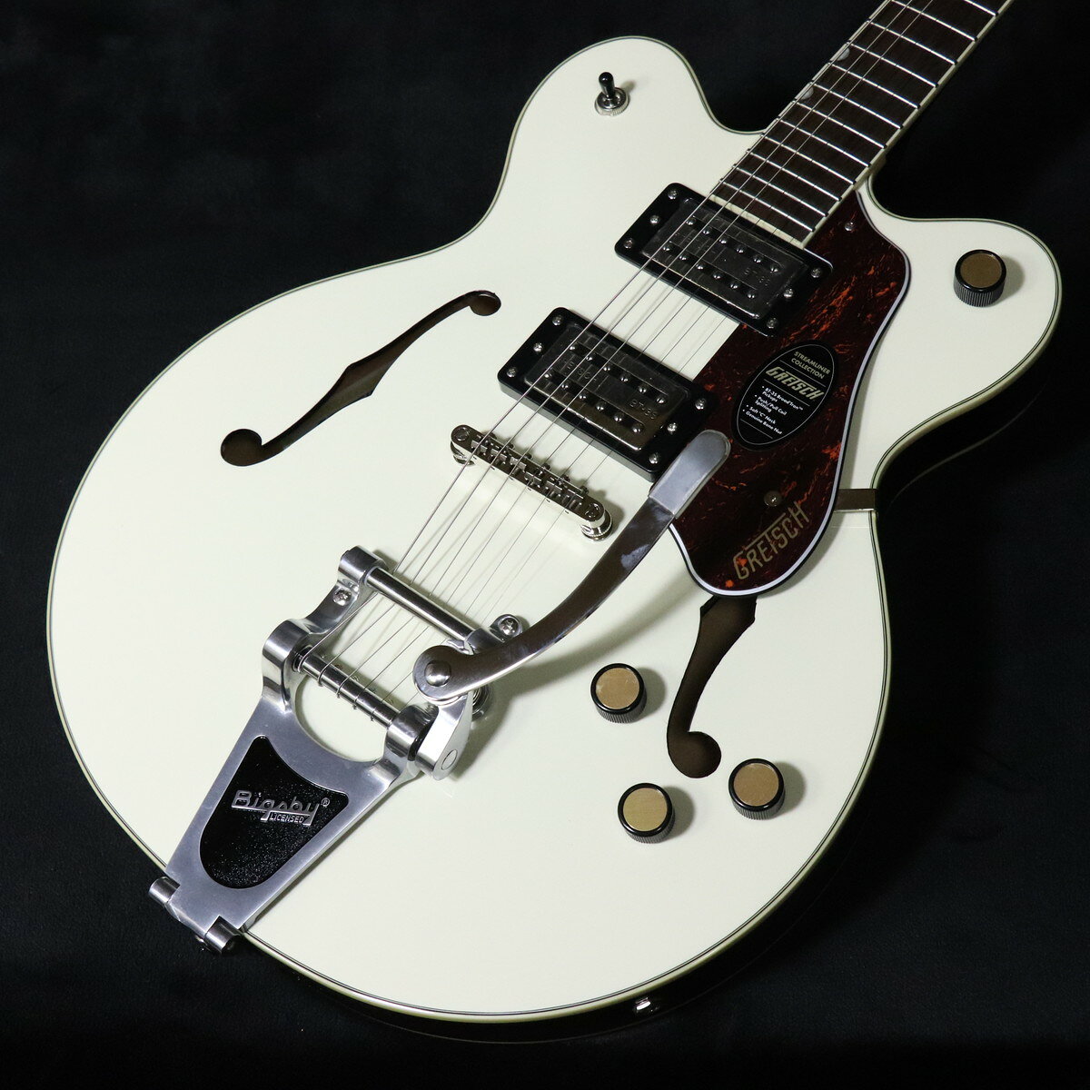 本格的でお手頃なグレッチのセミアコ『G2622T』に新色登場!リフレッシュされたStreamliner Collectionは、Gretschギターの輝かしい過去の要素を再訪し、エキサイティングな新機能と組み合わせることで、優れたパフォーマンス、サウンド、スタイルを驚くべき価値で提供します。G2622T Streamliner Center Block Double-Cut with Bigsbyは、パワフルなサウンドとGretschならではのスタイリングをよりコンパクトなサイズに収め、現代に甦らせました。G2622Tは、グレッチに期待されるすべての要素を保ちつつ、楽器にワンランク上のパフォーマンス、スタイル、そしてより大きな音量感を求めるギタリストのために設計されています。G2622 Center Blockは、アーチドメイプルボディに、新しいセンターブロックデザインを採用しています。この新しいセンターブロックは、軽量で快適な演奏性と存在感のあるフルでリッチなサウンドを両立するように設計されており、アタックとサスティンを向上させ、優れたフィードバック抑制効果を、重さを感じさせない快適なギターにまとめ上げています。G2622は、新開発のBroad’Tron BT-3Sピックアップを搭載しています。アルニコ5とアルニコ2を組み合わせたマグネットを採用し、力強いミッドレンジ、タイトでふくよかなローエンド、スムーズでクリアなハイエンドがバランス良く得られ、音楽的な響きを放つピックアップです。Streamlinerのパワフルなサウンドは、ネックとブリッジピックアップのボリュームコントロール、マスタートーンコントロール、マスターボリュームコントロール、3ウェイピックアップスイッチングという伝統的なコントロールレイアウトによって引き出されます。マスターボリュームコントロールにPush/Pullポットを内蔵することでコイルスプリットが可能となり、シングルコイルサウンドに切り替えることが可能です。すでに強力なサウンドパレットにさらなるトーンオプションが得られます。 ■重量:3.21kg■JAN:0885978035625■付属品:ソフトケース、調整用レンチ、メーカー保証書 製品仕様 ModelG2622T Streamliner Center Block Double-Cut with Bigsby Laurel FB Broad’Tron BT-3S Vintage White Body MaterialLaminated Maple Body FinishGloss NeckNato, Soft “C” Neck FinishGloss FingerboardLaurel, 12” (305 mm) Frets22, Medium Jumbo Position InlaysPearloid Neo-Classic Thumbnail (Laurel) Nut Material/WidthBone, 1.6875” (42.86 mm) Tuning MachinesDie-Cast Sealed Scale Length24.75” (629 mm) BridgeAdjusto-Matic Pickguard3-Ply Tortoise with Gold Gretsch Logo (505, 583) PickupsBroad’Tron BT-3S (Bridge), (Middle), Broad’Tron BT-3S (Neck) Pickup Switching3-Position Toggle | Position 1. Bridge Pickup, Position 2. Bridge And Neck Pickups, Position 3. Neck Pickup Auxiliary SwitchingPush/Pull Pot (for Coil Split) ControlsVolume 1. (Neck Pickup), Volume 2. (Bridge Pickup), Master Tone, Master Volume with Push/Pull for Coil Split Control KnobsGretsch Radio Knob Hardware FinishNickel StringsNickel Plated Steel (.010-.046 Gauges) Case/Gig BagSoftcase ※こちらの商品は現物1点限りを、店頭展示を含め複数のモールに同時掲載しております。 売却に伴う商品情報の削除は迅速を心掛けておりますが、必ずしもリアルタイムではございません。 ご注文後に万一売り切れとなっておりました際は、誠に申し訳ございませんがご容赦くださいませ。
