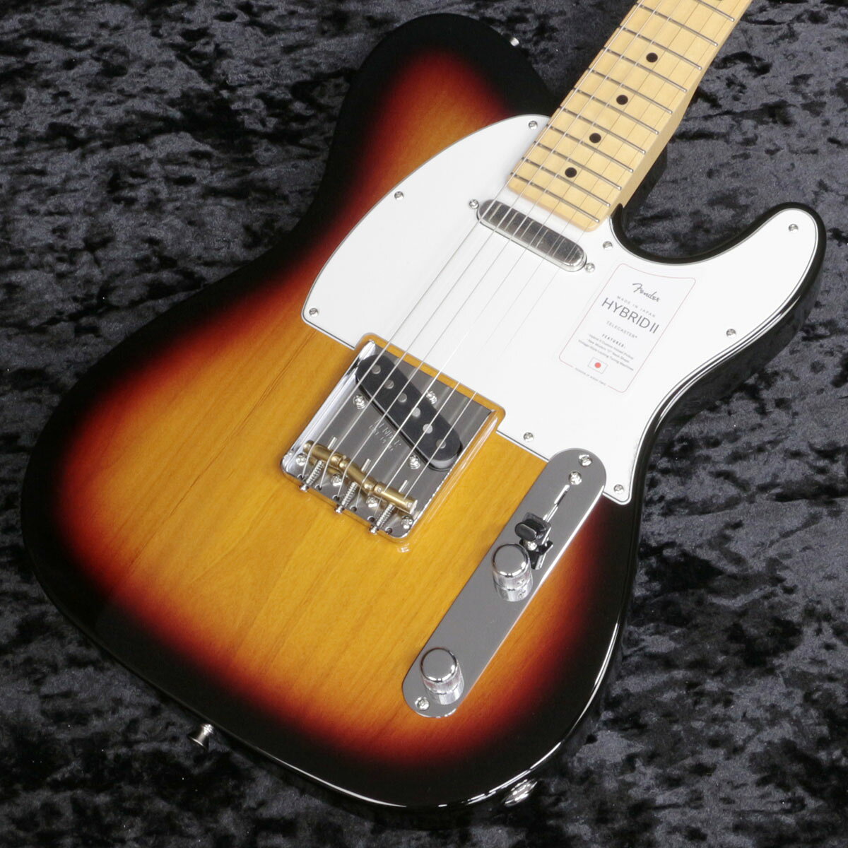 フェンダー日本製『Made in Japan Hybrid II』登場!Made in Japan Hybrid IIは、ヴィンテージなルックスはそのままに、プレイヤーや音楽のジャンルを選ばないオールマイティーなモダンスペックを盛り込んだ、まさに「ハイブリッド」と呼ぶにふさわしいシリーズです。リズム/リード問わず、どのギタリストやベーシストにもフィットする演奏性と楽器のトーンを兼ね備えた製品を、世界的にファンの多いMade in Japanで実現しました。Hybrid II Telecasterは、定評あるアルダーボディに新設計のHybrid II Custom Voiced Single Coilピックアップを装備し、ヴィンテージスタイルのスランテッドブラスサドル仕様のブリッジを搭載。ヴィンテージロッキングチューナー、サテンフィニッシュのネック、Modern "C"シェイプに9.5インチラジアスの指板とナロートールフレットがスムーズなプレイヤビリティを提供します。■ 重量:3.35kg■ JAN:0885978544325■ 付属品:ソフトケース、メーカー正規保証書Model: Made in Japan Hybrid II Telecaster Maple Fingerboard 3-Color SunburstBody Material: AlderBody Finish: Gloss PolyurethaneNeck: Maple, Modern “C”Neck Finish: Satin Urethane Finish on Back, Gloss Urethane Finish on FrontFingerboard: Maple, 9.5” (241 mm)Frets: 22, Narrow TallPosition Inlays: Black Dot (Maple)Nut Material/Width: Bone, 1.650” (42 mm)Tuning Machines: Vintage-Style LockingScale Length: 25.5” (648 mm)Bridge: 3-Saddle Vintage-Style Strings-Through-Body Tele with Slanted Brass Barrel SaddlesPickguard: 3-Ply BlackPickups: Hybrid II Custom Voiced Single Coil Telecaster (Bridge), Hybrid II Custom Voiced SingleCoil Telecaster (Neck)Pickup Switching: 4-Position Blade| Position 1. Bridge Pickup| Position 2. Bridge and Neck Pickups (In Parallel)| Position 3. Neck Pickup| Position 4. Neck and Bridge Pickups (In Series)Controls: Master Volume, Master ToneControl Knobs: Knurled Flat-TopHardware Finish: Nickel/ChromeStrings: Nickel Plated Steel (.009-.042 Gauges)Case/Gig Bag: Gig Bag ※こちらの商品は現物1点限りを、店頭展示を含め複数のモールに同時掲載しております。 売却に伴う商品情報の削除は迅速を心掛けておりますが、必ずしもリアルタイムではございません。 ご注文後に万一売り切れとなっておりました際は、誠に申し訳ございませんがご容赦くださいませ。