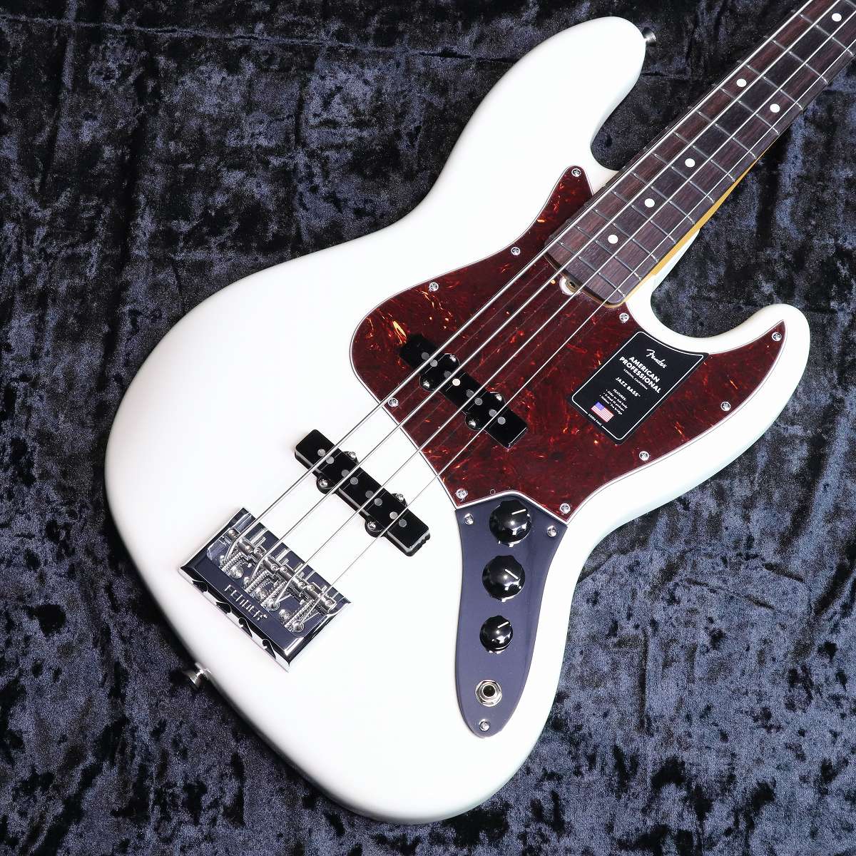 プロフェッショナル向け楽器の新たな基準を打ち立てる新しい『American Professional』 American Professional Jazz Bassは、60年以上にわたる革新、インスピレーション、そして進化の積み重ねを基に、現代のプロフェッショナルプレイヤーの要求に応えるために開発されたモデルです。 人気の高いSlim “C”ネックシェイプには、滑らかなロールドエッジ加工を施した指板、快適な演奏性を実現する“Super-Natural”サテンフィニッシュ、そして新たにデザインされたネックヒールを採用。 優れた握り心地とハイポジションへのスムーズなアクセスを実現しています。 新開発のV-Mod III Jazz Bassシングルコイルピックアップは、Jazz Bassならではの力強いアタックと明瞭なサウンドを維持しながら、これまで以上に高い解像度と表現力を実現しています。 また、ClassicGear Precisionポテンショメーターは、最適化されたトルク設定と高精度な抵抗値、音楽的なテーパー特性により、人間の聴覚特性に合わせた、音量や音色の滑らかで自然なコントロールを実現します。 American Professional Jazz Bassは、手にした瞬間から感じられる親しみやすさと優れたサウンドの汎用性を備えています。数々の改良を積み重ねることで、プロフェッショナル向け楽器の新たな基準を打ち立てるモデルへと進化しました。 ■付属品：ハードケース、調整用レンチ、メーカー保証書 ■JANコード:0197955168753 ■シリアルナンバー:US26058053 ■重量:3.99kg ※こちらの商品は店頭展示品の為、画像に写りにくい磨き傷などがある場合がございます。 主な仕様： Body Material AlderBody Finish PolyurethaneNeck Maple, Slim “C”Neck Finish “Super-Natural” Satin Urethane Finish on Back of Neck with Gloss Urethane Headstock FaceFingerboard Rosewood, 9.5” (241 mm)Frets 20, Narrow TallPosition Inlays White DotNut (Material/Width) Bone, 1.5” (38.1 mm)Tuning Machines Fender Lightweight Vintage-Style Keys with Tapered ShaftsScale Length 34” (864 mm)Bridge 4-Saddle HiMass Pro (String-Through-Body or Top-Load)Pickguard 4-Ply TortoiseshellPickups V-Mod III Single-Coil Jazz Bass (Bridge), V-Mod III Single-Coil Jazz Bass (Middle)Pickup Switching NoneControls Volume 1. (Middle Pickup), Volume 2. (Bridge Pickup), Master ToneControl Knobs Vintage-Style Black Plastic Jazz BassHardware Finish Nickel/ChromeStrings Fender USA 7250M Nickel Plated Steel (.045-.105 Gauges), PN 0737250406Case/Gig Bag Deluxe Molded Case (Included)