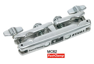 両側にFastClampを導入した、15.9mm〜28.6mm径対応のマルチクランプ。FastClamp Easy Set Up System Dクランプ部の支点にスプリングと特殊形状のナットを使用することで、洗濯バサミのように片手で簡単にスタンドに取り付けられるシステム。＜使用法＞1. 支点となる方の丸型ナットを、取り付けるパイプの太さに合わせて緩めておきます。2. ナットの付近を押さえると、洗濯バサミのように口が開きます。3. パイプを挟み、T型ナットの付いているロッドを戻してナットを締めこみます。※スプリングの作用により一度設定したパイプ径をメモリーできるので、次回からスピーディーにセッティング可能。