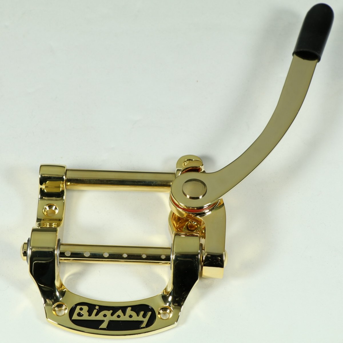 B5 Pinlessは、Bigsbyの生みの親であるポールビグスビーが生み出した、伝統的な手法によって製造されるKalamazooシリーズのBigsbyです。 "Horsehoe"(馬の蹄鉄)とも表現されるB5は、4箇所のネジ止めによってフラットトップのソリッドボディギターに取り付け可能で、非常に汎用性の高いことが特徴です。 Telecasterをはじめ、SG, Les Paul Jr、Rickenbacker 325などに使用されています。 ピンレス仕様で、弦を通すだけで弦交換が楽に行えます。 ※画像はサンプルです。 シリーズ:Kalamazoo Line 製造法:Cast 材質:アルミ 概算重量:287 Grams/10.1 oz. 全長:4 3/4”/120.65mm 全幅:3 3/4”/95.3mm 備考:※研磨やメッキにより、サイズや重量等には個体差があります。 製品仕様 シリーズKalamazoo Line製造法Cast材質アルミ概算重量287 Grams/10.1 oz.全長4 3/4”/120.65mm全幅3 3/4”/95.3mm備考※研磨やメッキにより、サイズや重量等には個体差があります。