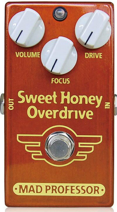 Mad Professorのベストセラーペダル Mad Professorのベストセラーペダル、Sweet Honey Overdriveは、アンプライクでブルージー、そしてクリアで抜けの良い歪みを作り出します。 その音はまさに最高級のフルチューブアンプを絶妙にプッシュして作り出す究極のクランチサウンドだと言われています。 New Sweet Honeuy Overdriveは、そんなSweet Honey Overdriveのサウンドを受け継ぎながら、内部基板、ジャック、ポット等の構造を見直したことでよりお求めやすいモデルとして誕生しました。 ■オリジナルSweet Honey Overdriveとの違い オリジナルSweet Honey OverdriveとNew Sweet Honey Overdriveは、多少ながら違いがあります。 ■筐体 ずっしりと重いオリジナルSweet Honey Overdriveは亜鉛ダイキャスト筐体を採用していますが、New Sweet Honey Overdriveはアルミダイキャストボディを採用し、軽量に作られています。 ■ジャック・スイッチ類 New Sweet Honey Overdriveでは、生産性向上のため、インプット/アウトプットジャック、アダプタージャック、フットスイッチ等を全て基板に直接配置して製作されています。 そのため、インプット/アウトプット/アダプタージャック、フットスイッチが変更されています。 ■サウンド オリジナルSweet Honey Overdriveのサウンドを踏襲していますが、パーツの違いにより、サウンドは多少異なります。※画像はサンプルです。