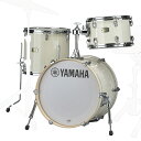 Stage Custom Birch Bop-Kit SBP8F3 ヤマハドラムの代名詞とも言えるバーチシェル100%を使用したステージカスタムバーチの小口径バリエーションキット。6プライシェルによる短めのディケイと粒立ちの良いサウンドが、ジャズや小編成のセッションに適しています。3ピース構成が、小スペースでの使用や2台目のセットとしても幅広く活躍するモデルです。 キット内容 SBB1815 バスドラム：18”×15” SBF1413 フロアタム：14”×13” SFT1208 タムタム：12”×8” タムホルダーCL945LB付属 留意事項 ※スタンド類、シンバル類、スネアドラムは別売です。 主な特長 ■ドラマーのニーズに応える小口径キット バスドラム：18”×15”、フロアタム：14”×13”、タムタム：12”×8”（口径x深さ）の3点シェルとタムクランプを1パッケージにまとめました。小口径ながらバーチ材の豊かな鳴りを表現し、ジャズを始め幅広い音楽ジャンルや様々な場所での演奏に応えます。コンパクトキットならではの運搬性能も兼ね備えています。 ■100%バーチシェル ヤマハドラムの代名詞とも言えるバーチ材100%、6プライシェルを採用。バーチ材特有の中音域の豊かさと共に抜けの良いシェル鳴りを実現しました。上位機種から継承したアブソルートラグを搭載し、シェル振動を損なわず余す所無く伝え、繊細なスティックワークにも追従。クラスを超えた表現力を誇ります。 ■コーテッドヘッド仕様 打面ヘッドには、コーテッドタイプのヘッドを標準装着。温かみのあるサウンドを実現。 ■タムマウントシステム「Y.E.S.S.」搭載 ヤマハ独自のタムマウントシステムY.E.S.S.( ヤマハ・エンハンスト・サスティーン・システム）を搭載。シェルとの接触面を最小限に抑え、且つY.E.S.S.システムの部品がノードルポイント（※）に正確に設置されることで、シェル鳴りを極力損なわず更なる鳴りの良さを引き出しています。タムクランプは、ヤマハオリジナルの硬質樹脂製ボールの回転により無断階にアングル調整が可能です。ラージウィングボルトでスティールプレートを締め付け樹脂製ボールを固定し、優れた安定性と耐久性を発揮します。 ※ノードルポイントとは、胴鳴りに最も干渉しないポイントのことです ■アブソルートラグ搭載 上位機種に採用されているアブソルートラグを搭載。ボルト1本で確実に固定され、シェル振動の阻害を抑え豊かな鳴りを実現。 ラグインサーションプレート機構により、演奏中のテンションロッドの緩みも防ぎます。 ■ストッパー付きバスドラムレッグ バスドラム台座のデザインを一新。ストッパー付きのバスドラムレッグを搭載し、安定感が向上。 主な仕様 フープトリプルフランジフープ、材質：スティール、厚さ：1.5mmラグアブソルートラグシェル厚さ：6プライ、材質：バーチ、シェルエッジ角：45°/R1ヘッドトップ：ヤマハレモUT アンバサダーコーテッド、ボトム：ヤマハレモUT クリアバスドラムヘッドフロント：ヤマハレモUT PS3 スムースホワイト、打面：ヤマハレモUT アンバサダーコーテッドハードウェアクランプ CL945LB(オールラウンドボールクランプ・ショートロッド）