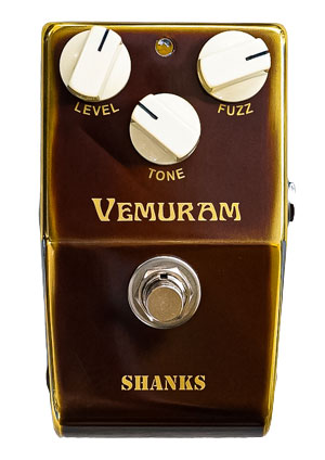 VEMURAMの新商品『SHANKS II (シャンクス・ツー) 』 アメリカの音楽プロデューサー兼ギタリスト、ジョン シャンクス(John Shanks)氏とのコラボレーションにより完成したシリコンのファズ。 ジョン・レノン、ジョージ・ハリソン、ジェフ・ベック、ジミー・ページなど、名だたる往年のスーパーギタリストが使っていたことで知られるToneBender、BUZZAROUNDを基本に、ジョン氏からの様々な要望を取り入れ、約1年半のジョン氏とのやり取りを経て共同で開発。 サウンドの要所にはN.O.Sパーツを選別して使用し、電源部には最新のパーツを使うことで、往年のサウンドを彷彿とさせつつ現代の音楽シーンで必要不可欠な、ノイズレスでヘッドルームの大きいファズを実現。 ギターのボリュームに追従して、クリーンから、クランチ、そしてフルブーストした場合は粘りのあるBUZZAROUNDのようなドライブ領域までもカバー。 UD20161121