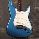 イシバシオリジナルオーダーの日本製ラージヘッド・ストラトキャスター！ ISHIBASHI FSR Made in Japan Traditional Late 60s Stratocaster Lake Placid Blue イシバシ独占、ラージヘッドにLPBカラー！ 偉大な御大が操るギターを彷彿とさせるスペシャルモデルのご案内です。 鮮やかなレイク・プラシッド・ブルーフィニッシュのラージヘッド・ストラトは、あの御大が操るギターを彷彿とさせるスペシャルなモデルに仕上がっております。 F-Keyチューナーに4点ボルトオンジョイント、パーロイド・ドットにラージヘッドを採用した1969年前後を踏襲したスペックを持ち、7.25ラジアス・ビンテージフレット・Uシェイプネックを採用した、現行のTraditionalシリーズよりもさらに伝統的なスペックを採用したネックとなっています。 トラッドな仕様のネックとは裏腹に、ボディにはソリッド(塗りつぶし)カラーを施したアッシュを採用。 通常は木目の透けるブロンドやナチュラルカラーが一般的なアッシュボディですが、あえてソリッドカラーでフィニッシュしている点は非常に珍しく、まさにオーダースペックの醍醐味でしょう！ サウンドの要であるピックアップはカスタムショップ製の「69 Strat」を搭載。 ヴィンテージ感溢れるアウトプットと鋭いアタックは当モデルの特別感をより一層際立てます。 確かな造りの日本製ギターに宿るUSAカスタムショップのサウンドは、まさにFactory Special Runならではの逸品です。 ※完全限定、イシバシ独占販売となります。是非お早目にご検討下さい。 個体情報 ■付属品:ソフトケース、アーム、レンチ、メーカー正規保証(2年) ■シリアルナンバー:JD23022836 ■重量:3.99kg ■こちらの商品は実機画像を掲載しており、店頭未展示の倉庫保管品となります。出荷前に専任スタッフにより楽器の各部機能チェックを行っております。 ■実物画像を掲載しておりますが、モニター環境によっては若干色合い・明るさが違って見える場合がございます。予めご了承くださいませ。 製品仕様 Body Ash Neck Maple, "U" Shape Neck Finish Gloss Urethane Scale 25.5" Fingerboard Rosewood &#40;Round&#41;, 7.25" Flets 21, Vintage Nut Bone, 42mm Position Inlay Pearoid Dots Pickups Custom Shop 69 Strat &#40;Bridge,Middle,Neck&#41; Control Master Volume, Tone 1. &#40;Neck Pickup&#41;, Tone 2. &#40;Bridge, Middle Pickup&#41; Pickup Switch 5-Position Blade Bridge 6-Saddle Vintage-Style Synchronized Tremolo Hardware Finish Chrome Tuning Machine F-Key Pickguard 3-Ply Eggshell Pickup Cover Vintage White Control Knob Vintage White Switch Tip Vintage White Arm Knob Vintage White Back Panel 3P Egg Shell Neck Plate 4/w Logo