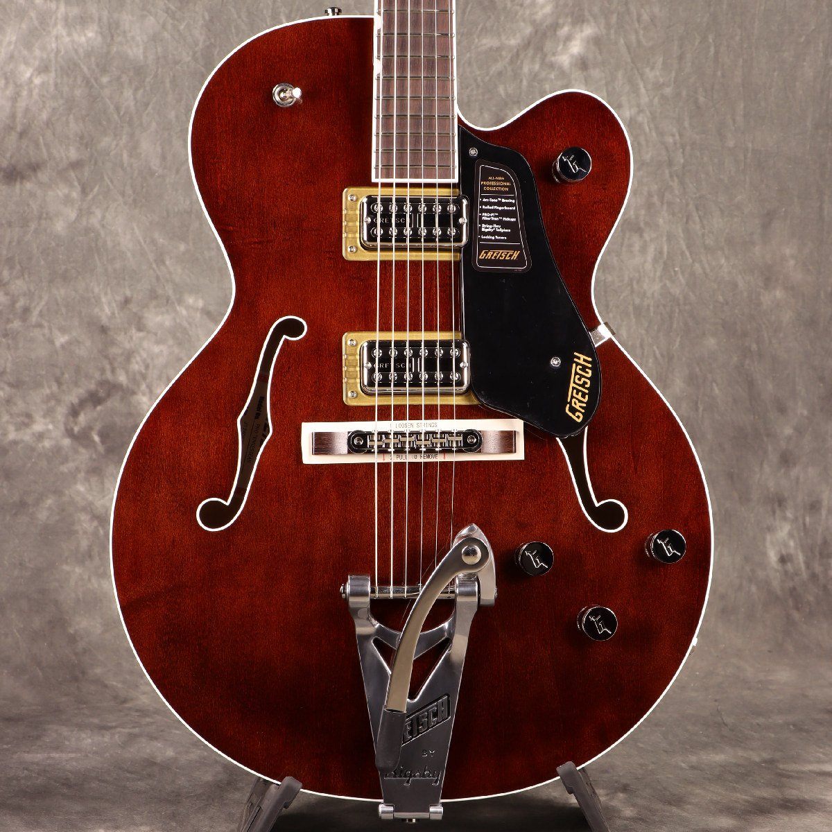 ■こちらの商品は実機画像を掲載しており、店頭未展示の倉庫保管品となります。出荷前に専任スタッフにより楽器の各部機能チェックを行っております。 クラシックとモダンの見事な融合！グレッチプロフェッショナルコレクション登場！ Gretsch Professional Collectionは、クラシックなGretschサウンドにモダンな演奏性を融合させ、より優れた演奏体験を提供します。 最上位品質のピックアップとエレクトロニクスを搭載したProfessional Collectionのギターは、パワフルなサウンド、包括的な多用途性、卓越したコントロール性を目指して設計されています。 Gretsch Tennessean は、世界中の著名アーティストたちに愛用されてきた楽器です。 Professional Collection Tennesseanは、クラシックなGretschサウンドとプレイヤー目線の機能で、往年のTennesseanギターを新しいレベルへと引き上げる洗練された仕様でまとめ上げられています。 16インチ幅/厚さ2.5インチのメイプルボディはArc-Tone ブレーシングが採用されており、24.6インチスケールのスタンダード”U”シェイプメイプルネックは、22本のミディアムジャンボフレット、パーロイドNeo-Classic サムネイルインレイ、Luminlay サイドドットをあしらった12インチラジアスのローズウッド指板を備えています。 PRO-FT Filter’Tron ハムバッカーは3ポジショントグルスイッチで切り替え可能で、ピックアップ毎のボリュームコントロール、トレブルブリード回路付きマスターボリューム、Squeezeboxキャパシター付きNo-Loadマスタートーンといったコントロールレイアウトが用意されています。 その他、ピン留めローズウッドベースのAdjusto-Matic ブリッジ付きストリングスルーBigsby B6CPヴィブラート、Graph Tech TUSQ XLナッ ト、Gotoh ロッキングチューナー＆ストラップロックといったプレミアムな特徴を備えています。 デラックスハードケースが付属します。 【主な特徴】 Arc-Tone ブレーシング 本モデルに採用されている新設計のArc-Tone ブレーシングは、Gretsch史 上、最も先進的なブレーシングデザインで、Gretschのホロウボディギター特有 のオープンな響きを保ちながら、サスティンを向上させ、歯切れの良い音のアタ ックと優れたフィードバックコントロールを実現します。 ロールオフ処理された指板を備えたメイプルネック 24.6インチスケールの”U”シェイプメイプルネックには、エッジを丁寧にロール オフ処理した12インチラジアスのローズウッド指板が採用されています。指板に は、22本のミディアムジャンボフレットと、暗いステージでも視認性を確保する 蓄光式Luminlay サイドが配されており、快適なプレイアビリティと、高いパフ ォーマンス性を備えています。 PRO-FT Filter’Tronピックアップ ネックポジションにアルニコ2マグネット、ブリッジポジションにアルニコ5マグ ネットを採用したダイレクトマウントのPRO-FT Filter’Tronハムバッカーは、 パンチのあるトーン、圧巻の音量感、そして優れた分離感で真のGretschトーン を提供します。 付属品：ハードケース、調整用レンチ、メーカー保証書 ■シリアルナンバー:JT24082914 ■重量:3.42kg ※実物画像を掲載しておりますが、モニター環境によっては若干色合い・明るさが違って見える場合がございます。予めご了承くださいませ。 製品仕様 Body Material Laminated Maple Body Finish Gloss Neck Maple, Standard “U” Neck Finish Gloss Fingerboard Rosewood, 12” &#40;305 mm&#41; Frets 22, Medium Jumbo Position Inlays Luminlay , Pearloid Neo-Classic Thumbnail Nut &#40;Material/Width&#41; Graph Tech TUSQ XL, 1.6875” &#40;42.86 mm&#41; Tuning Machines Gotoh Locking Scale Length 24.6” &#40;625 mm&#41; Bridge Adjusto-Matic Pickups PRO-FT Filter’Tron &#40;Bridge&#41;, PRO-FT Filter’Tron &#40;Neck&#41; Pickup Switching 3-Position Toggle Controls Volume 1. &#40;Neck Pickup&#41;, Volume 2. &#40;Middle Pickup&#41;, Master Volume, Master Tone Control Knobs G-Arrow Hardware Finish Nickel Strings Nickel Plated Steel &#40;.011-.049 Gauges&#41; Case/Gig Bag Included