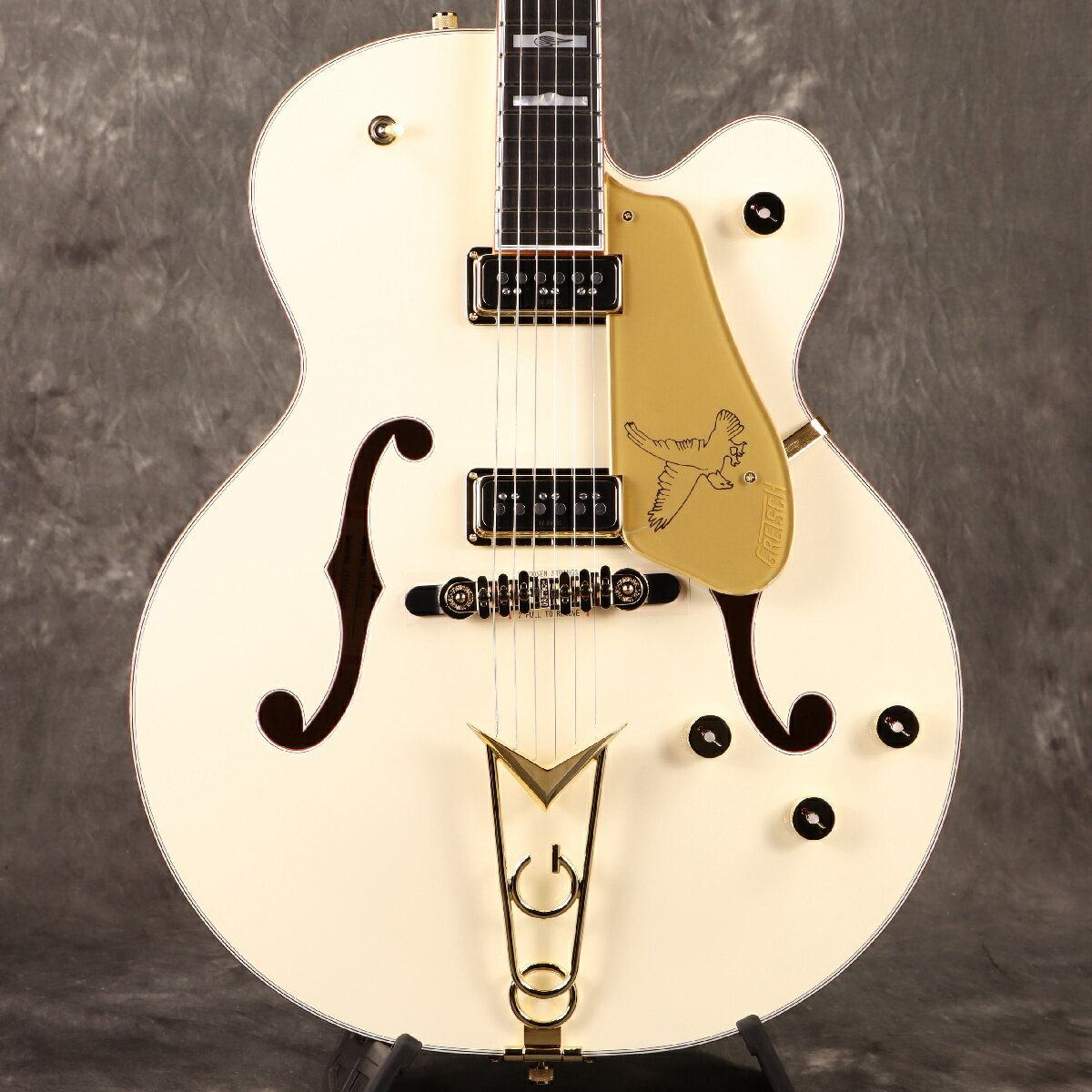 ■こちらの商品は実機画像を掲載しており、店頭未展示の倉庫保管品となります。出荷前に専任スタッフにより楽器の各部機能チェックを行っております。 1955年にジミー・ウェブスターが思い描いたFalconギターを再現。 【WEBSHOP取扱品について】■当商品は店頭未展示の倉庫保管品で、出荷前に専任スタッフによる楽器の各部機能、状態のチェックを行っております。 1955年にジミー・ウェブスターが思い描いたFalconギターを再現。G6136-55 Vintage Select Edition '55 Falcon Hollow Body with Cadillac Tailpiece は、あらゆるギターコレクションの特徴を備えた、真の『ドリームギター』です。滑らかな演奏性、柔軟性のあるトーン、そしてもちろん見事なファルコンスタイルが組み合わさり、ステージで輝く、洗練された楽器となっています。2基のTV Jones T-Armondシングルコイルピックアップと新しいGretsch "Squeezebox" ペーパーインオイルコンデンサが、クリアなホロウボディトーンを実現します。 当時のオリジナルモデルのスタイリングを追求したSynchro-Sonicブリッジは、高次元でイントネーション精度を提供し、工具なしで調整できる蝶ネジで固定されています。平行に配置されたトーンバーによりソリッドスプルーストップとラミネートメイプルバック＆サイドが結合され、パワフルでバランスのとれたサウンドと2.75インチディープボディからのプロジェクションを実現しています。22本のミディアムジャンボフレットを備えた12インチラジアスエボニーフィンガーボードには、エレガントなマザーオブパールハンプブロックとフェザーインレイが施され、メイプルネックには馴染みのある"U"ネックシェイプが採用されています。 ホワイトファルコンは、象徴的なキャデラック"G"テールピースやアローノブを含むゴールドハードウェア、ゴールドスパークルバウンドされたネック、ボディ、Fホール、輝くヴィンテージホワイトグロスニトロセルロースラッカーフィニッシュ、グレッチロゴ入りゴールドヴィンテージプレキシピックガードを備え、洗練されたスタイリングを演出します。 ■付属品:ハードケース(099-6413-000 Deluxe Case - G6242L - 17" Hollow Body Models)、メーカー正規保証書(2年) 製品スペック ヘッドストック：Falcon Style ネック：Maple ネックフィニッシュ：Gloss Nitrocellulose Lacquer ネックシェイプ：Standard "U" フィンガーボードラジアス：12" (305 mm) フィンガーボード素材：Ebony ポジションインレイ：Mother of Pearl Humpblock with Feather Engraving フレット数：22 ナット：Bone ナット幅：1.6875" (42.86 mm) ナットの素材：Bone ボディ：Laminated Maple with Solid Spruce Top ボディフィニッシュ：Gloss Nitrocellulose Lacquer ボディシェイプ：Falcon ボディトップ：Solid Spruce ボディバインディング：Gold Sparkle with W/B/W/B Purfling ボディスタイル：Gretsch Hollow Body Guitars ボディ素材：Laminated Maple with Solid Spruce Top カッタウェイ：Single Cutaway ブレイシング：Parallel Tone Bars ブリッジ：Synchro-Sonic ブリッジカバー/テイルピース：Gretsch "G" Cadillac Tailpiece ピックガード：Gold Plexi with Gold Gretsch Logo コントロールノブ：Jeweled Arrow ハードウェアフィニッシュ：Gold チューニングマシーン：Grover Imperial Die-Cast ストリング：Nickel Plated Steel (.011-.049 Gauges) ネックプレート：NA ストラップボタン：Gretsch Knurled Strap Retainer Knobs ブリッジピックアップ：TV Jones T-Armond ネックピックアップ：TV Jones T-Armond ピックアップコンフィギュレーション：TV Jones / TV Jones コントロール：Volume 1. (Neck Pickup), Volume 2. (Bridge Pickup), Tone スイッチング：3-Position Toggle: Position 1. Bridge Pickup, Position 2. Bridge and Neck Pickups, Position 3. Neck Pickup 寸法：22.86x53.34x124.46 CM ボディ幅：2.75" (7 cm) フレットサイズ：Medium Jumbo スケール：25.5" (64.77 cm) ■シリアルナンバー:JT25051635 ■重量:3.44kg ※実物画像を掲載しておりますが、モニター環境によっては若干色合い・明るさが違って見える場合がございます。予めご了承くださいませ。