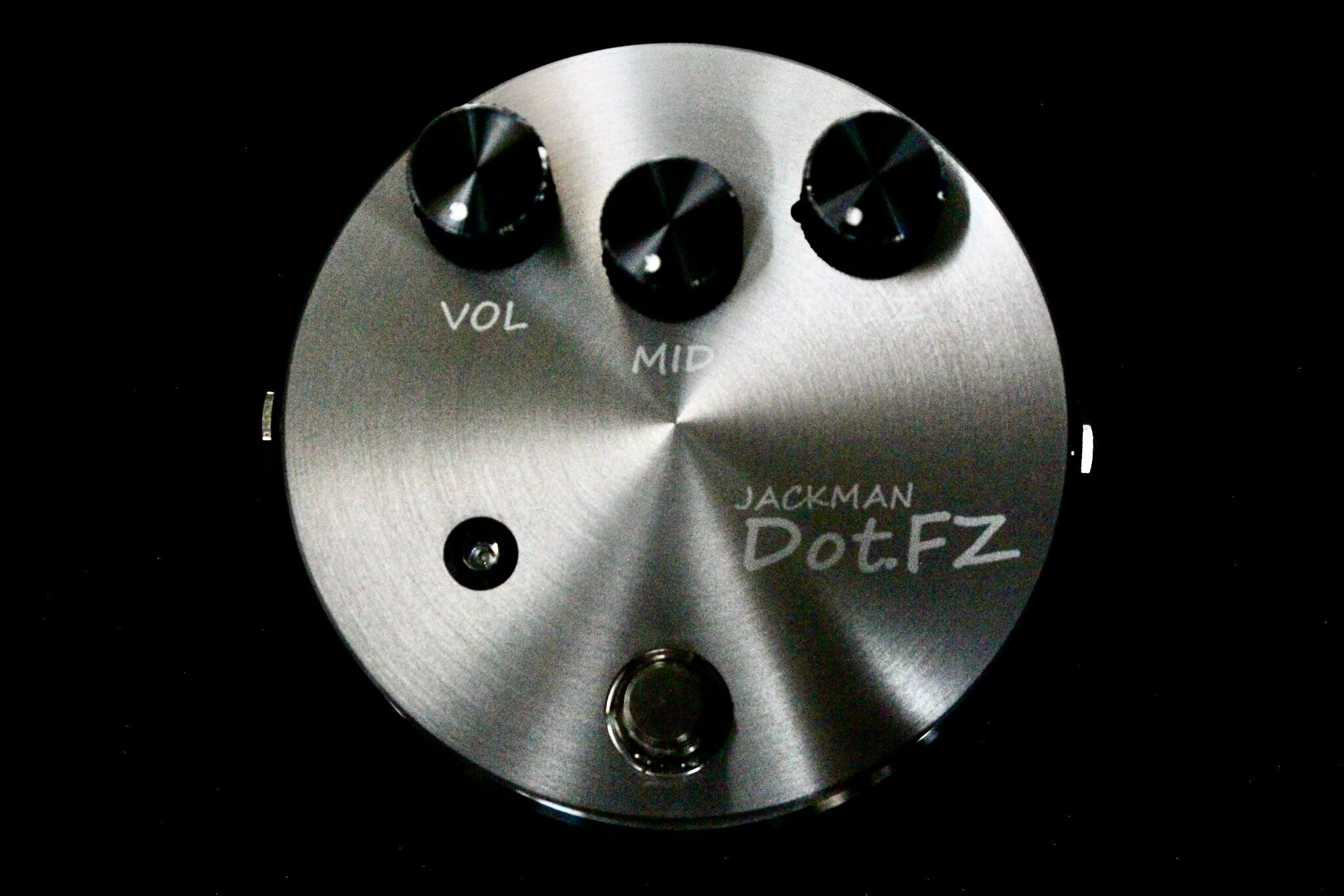 現代のギタリストのニーズに応える柔軟性と操作性 「dot.FZ」は、クラシックなシリコントランジスタファズのトーンをベースに、現代のギタリストのニーズに応える柔軟性と操作性を備えた、ヴィンテージ系ファズペダルです。 3ノブ構成のVol / Fuzz / Midコントロールにより、原音に埋もれがちなファズサウンドに中域の存在感を加えることが可能となっており、バンドアンサンブルの中でも埋もれず、ギターのキャラクターを活かしたトーンメイクが可能となっています。 最大の特徴は【ギター本体のボリュームやピッキングへの高い追従性】です。 ギターボリュームを絞った際も音痩せしにくく、クリーンからゴリゴリのファズサウンドまでスムーズかつダイナミックレンジを実現しており、プレイヤーの表現力をそのまま音に変えてくれる、まさに“弾いていて気持ちいい”ファズです。 シンプルながらも深く、暴れながらも繊細。 「dot.FZ」は、ただの復刻ではない“今の”ギタリストのためのヴィンテージファズです。 他エフェクターのOD等との相性も良く、バッキングやリードなど分ける事なくオススメです。 ■商品詳細 〇ファズ 〇A5056アルミ削り出しの本体（アルマイト処理） 〇A5056アルミ削り出しの裏蓋（表面処理無しの無垢です） 〇文字はレーザー刻印 ??サイズ（ノブ類含まず） Φ100mm×H35mm 裏蓋はネジ式一体型のため道具などは使用せず開け締め可能です。 ※本商品は使用しているケースや部材の製造、組み込みなど含めMade in Japanです。本体・裏蓋・ノブ類の製造、ハンダ作業や組み込みやなど手作業によって製作されております。 ■アルミ材を使用 本体・裏蓋・ノブ・LEDホルダーは全てHATA製を使用し、A5056アルミ材を削り出し加工（精密切削加工）にて製作された部材を使用しています。 カラーアルマイト処理を行う事でアルミ素材の耐食性や強度アップを行っています。 （裏蓋のみ未処理です） 裏蓋の両端面は敢えて金属加工メーカーが材料を仕入れた際の材料肌状態のままを残しています。 こちらの裏蓋はアルマイト表面処理は行われておりません。 ※内部の基板と裏蓋の接触を避ける（絶縁する）ため、絶縁シートを間に挟んでいます。 ※画像はサンプルです。