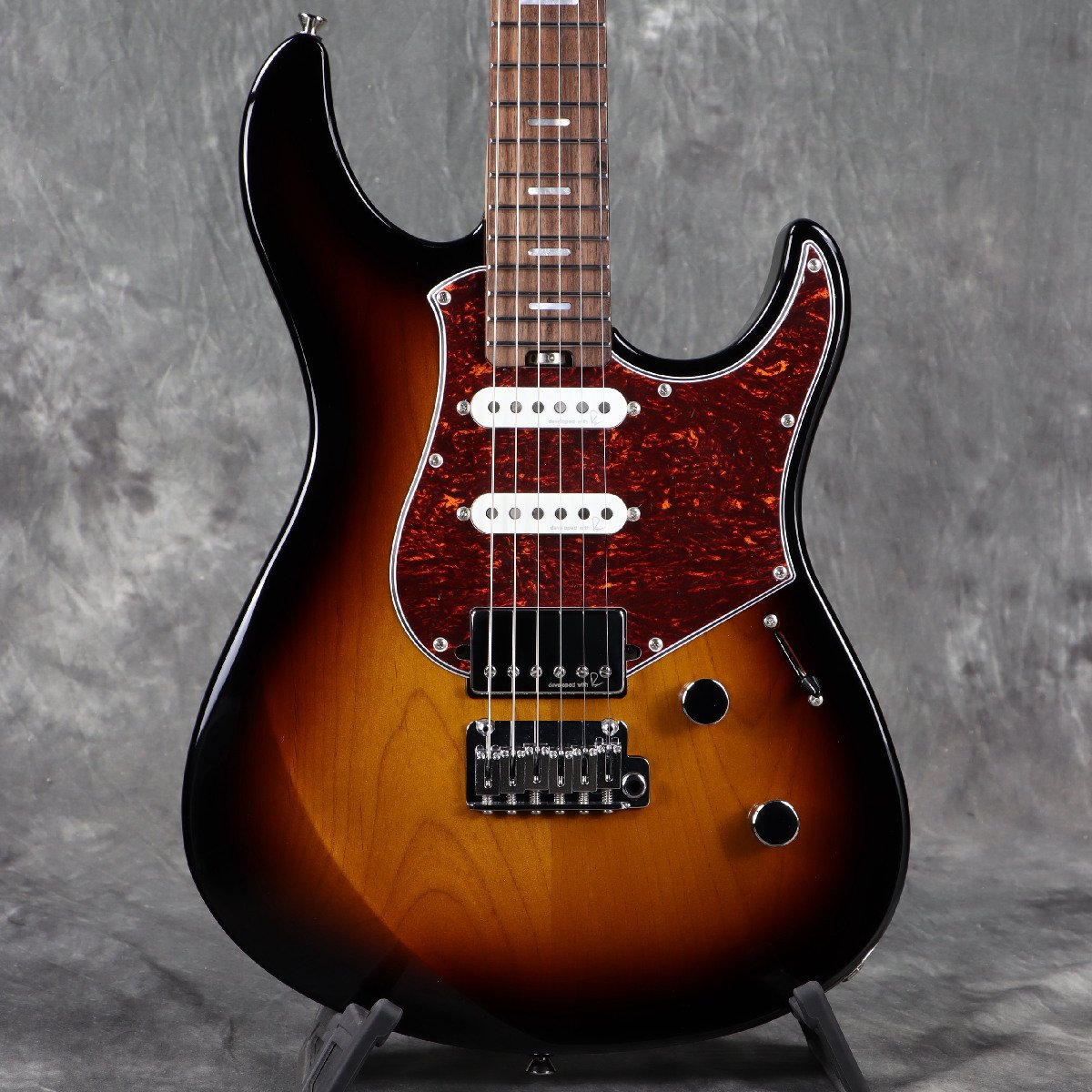 ※本商品は展示会イベント使用機材、サンプル品として使用されたメーカーキズ有りアウトレット品となり、正規保証書は付属しません。当店にて出荷前検品を行います。到着後演奏上の不具合があった場合のみ初期不良対応させていただきます。よって本体、ケースなどの付属品含め、外観上のキズ・瑕疵は保証対象外となります。予めご了承の上ご購入ください。 高い次元でマルチに使えるハイエンドギター[PACIFICA PROFESSIONAL]が1本限りのアウトレット！ 日本製らしい、かっちりとした作り込みが特徴。サウンドバランスをトータルに考えて組み上げられたことが弾いていてわかります。それぐらい良くできている。コンパウンドラディアス指板や、Rupert Neve Design社とコラボした高品質のピックアップなど、美味しい要素満載ですが、とにかく出音がキレイで濁りの無いサウンドに仕上がっています。弦のテンションも丁度よい。なので低音弦の発音も良好。「アコースティックデザイン」とI.R.A.効果も相まってなのでしょうか、出力が他のギターと比較しても大きい印象があり、ボリューム、トーンの効き（カーブ）も滑らかなため、細かい音色設定が可能。エフェクターのノリも良く、ボリューム・トーンで音色を作り込むことが可能なため、スタジオ・ミュージシャンの要望にも応えられるまさにプロフッショナルなギターであり、価格以上の価値があるギターといえます。 スタジオ・ミュージシャンの要望にも応えられるまさにプロフッショナルなギター 1.トップ / バックコンター形状をより深くし、演奏時の一体感を増加 ギター抱えた際に違和感なくフィットするようバックコンターを深く、またトップコンター（肘が当たる部分）を直線的なコンターから、丸みをもたせたコンターボディにすることで腕の当たり＝フィット感を高めています。 2.モダンなプレイにも対応するSlim C シェイプ 日米間の多くのプレーヤーの意見を取り入れ、リードからバッキングまで幅広いスタイルに対応できるSlim C シェイプのネックシェイプを採用。「Standard Plus」には42.00mmのTUSQナットを採用。指板側面のロールオフ加工精度も高く、ネックの厚みを1フレット位置で20.00mm厚、12フレット位置で22.4mm厚に設定。ローコード、パワーコードともにストレスがなく、演奏性の高さを実現しています。 Professionalシリーズにはコンパウンドラディアスを採用 コンパウンドラディアスとは、、ローポジションからハイポジションにかけて、指板のR値が徐々に大きくなる（Rが緩やかになる＝ローポジションでは丸く、ハイポジションに行くにつ連れてフラット寄りになる）精度の高い円錐形指板加工。ハイポジションでのチョーキング音詰まりを防ぐ効果もあり、弦高を低めにセットする方にもおススメな仕様。 3.Rupert Neve Design社協力のもと完成したHi-Fiピックアップ「Reflectone」 プロオーディオの名機を数多く世に送り出してきたあのRupert Neve氏 が興したRupert Neve Design社とコラボし、ヤマハが自社開発＆製造を行ったピックアップ。アルニコVマグネットを使用し、ターン数、巻き上げ方法、ポールピースの高さを1から研究・開発することで、低域の力強さと、「きらびやか」な高域を併せ持つ、非常にバランスの良いピックアップとなっています。 4. アコースティックデザインによる音響解析技術 ヤマハ独自の音響解析や3Dモデリングを活用した設計プロセス「アコースティック・デザイン」。ボディとネックの「連成振動強化」による中域の強調、及び低域の振動周波数を調整によるタイトでクリアな低音を再現するため、下記の加工が施されています。 (1)ボディへの「スリット」加工 (2)ヘッドとネックの「長詰め」 (3)コントロールキャビティ切削デザイン改良（NCルーターによる切削）を施工 I.R.A. (イニシャル・レスポンス・アクセラレーション) I.R.A.とは、完成品のギターに対してそのギター固有の振動を与えることで塗装−木部間などにあるストレスを解消する技術。ギターを長年弾き込まれたのと同じような状態にします。 付属品：木製ハードケース 予告なく仕様変更が行われることがあった場合、デザインや仕様などが記載と異なることがございます。また、複数のモールに掲載されているため、売却に伴う商品情報の削除は迅速を心掛けておりますが必ずしもリアルタイムではございませんので、ご注文後に万一売り切れとなっておりました際は誠に申し訳ございませんがご容赦くださいませ。 製品仕様 生産国日本製 ボディ ALDER 2PCS&#40;センター） ネックMAPLE / CUSTOM TINTED SATIN FINISH 指板ROSEWOOD スケール648mm&#40;共通&#41; ラディアスコンパウンドラディアス / 254-355.6mm&#40;10"-14"&#41; ネックプロファイルSLIM C SHAPE ネック厚1st Fret 20.0mm / 12th Fret 22.4mm フレットMEDIUM / STAINLESS STEEL ロッドWHEEL TRUSS ROD ナットGraph Tech TUSQ 42.0mm ピックアップ &#91;Reflectone&#93; Collaborated P.U.with YAMAHA x Rupert Neve Designs / S-S-H コントロールVolume & Tone / High Pass Vol & Coil Tap / 5way SW ブリッジGotoh 510T-FE1&#40;2点支持、弦間ピッチ10.8mm&#41; チューナーGotoh SG381 MG-T&#40;ロック式） その他I.R.A.&#40;イニシャル・レスポンス・アクセラレーション&#41;処理 ケースハードケース