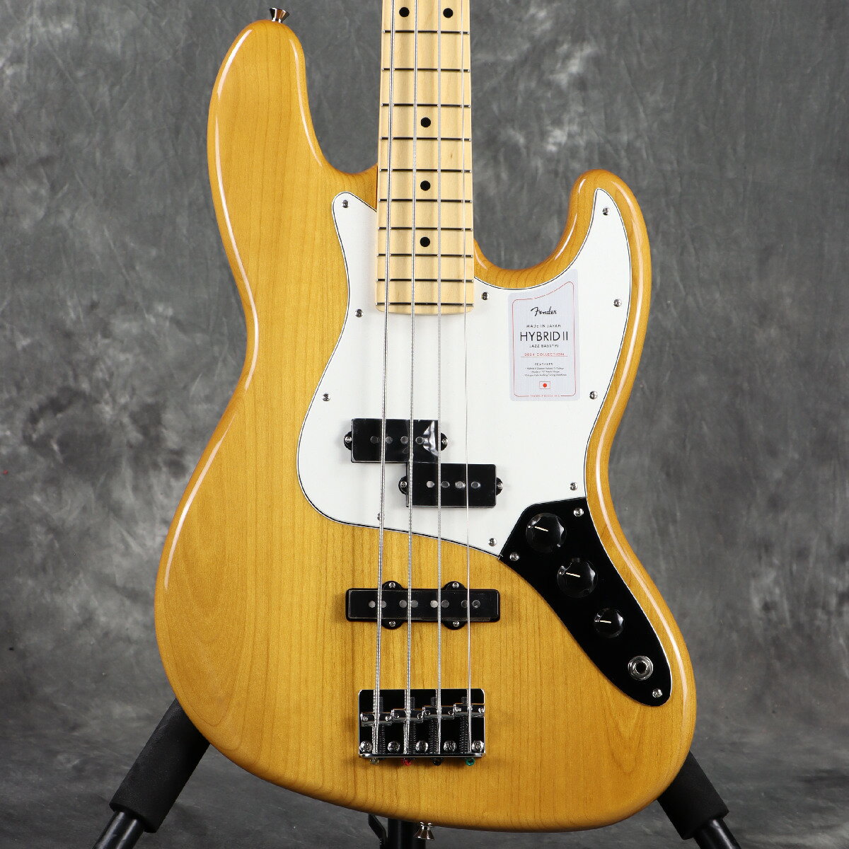 2024年限定モデルJBとPBのハイブリッド、Hybrid II JB PJ登場！オールマイティーなモデルです。 Made in Japan Hybrid IIは、ヴィンテージなルックスはそのままに、プレイヤーや音楽のジャンルを選ばないオールマイティーなモダンスペックを盛り込んだ、まさに「ハイブリッド」と呼ぶにふさわしいシリーズです。 リズム/リード問わず、どのギタリストやベーシストにもフィットする演奏性と楽器のトーンを兼ね備えた製品を、世界的にファンの多いMade in Japanで実現しました。 Hybrid II Precision Jazz Bass PJは、定評あるアルダーボディに、スタッガードポールピース仕様のHybrid II Custom Voiced Single Coil Jazz BassピックアップとP Bassピックアップの両方を装備することで、JazzBass特有の抜けの良いタイトなサウンドから、P Bassのパワフルなヴィンテージトーンまで出すことができます。 ヴィンテージスタイルのブリッジの下にはサスティンブロックを搭載。ヴィンテージスタイルチューナー、サテンフィニッシュのネック、Modern “C”シェイプに9.5インチラジアスの指板とナロートールフレットがスムーズなプレイヤビリティを提供します。 付属品：ソフトケース、調整用レンチ、メーカー保証書 付属品：ソフトケース、調整用レンチ、メーカー保証書 ■シリアルナンバー:JD24002441 ■重量:　4.05kg ※実物画像を掲載しておりますが、モニター環境によっては若干色合い・明るさが違って見える場合がございます。予めご了承くださいませ。 製品仕様 Body MaterialAlderBody FinishGloss PolyesterNeckMaple, Modern “C”Neck FinishSatin Urethane Finish on Back, Gloss Urethane Finish on FrontFingerboardMaple, 9.5” (241 mm)Frets21, Narrow TallPosition InlaysBlack Dot (Maple)Nut (Material/Width)Bone, 1.5” (38.1 mm)Tuning MachinesVintage-StyleScale Length34” (86.36 cm)Bridge4-Saddle Vintage-StylePickguard3-Ply EggshellPickupsHybrid II Custom Voiced Single Coil Jazz Bass (Bridge), Hybrid II Custom Voiced Single Coil P Bass (Middle)ControlsVolume 1. (Middle Pickup), Volume 2. (Bridge Pickup), Master ToneControl KnobsBlack PlasticHardware FinishNickel/ChromeStringsNickel Plated Steel (.045-.105 Gauges)Case/Gig BagGig Bag