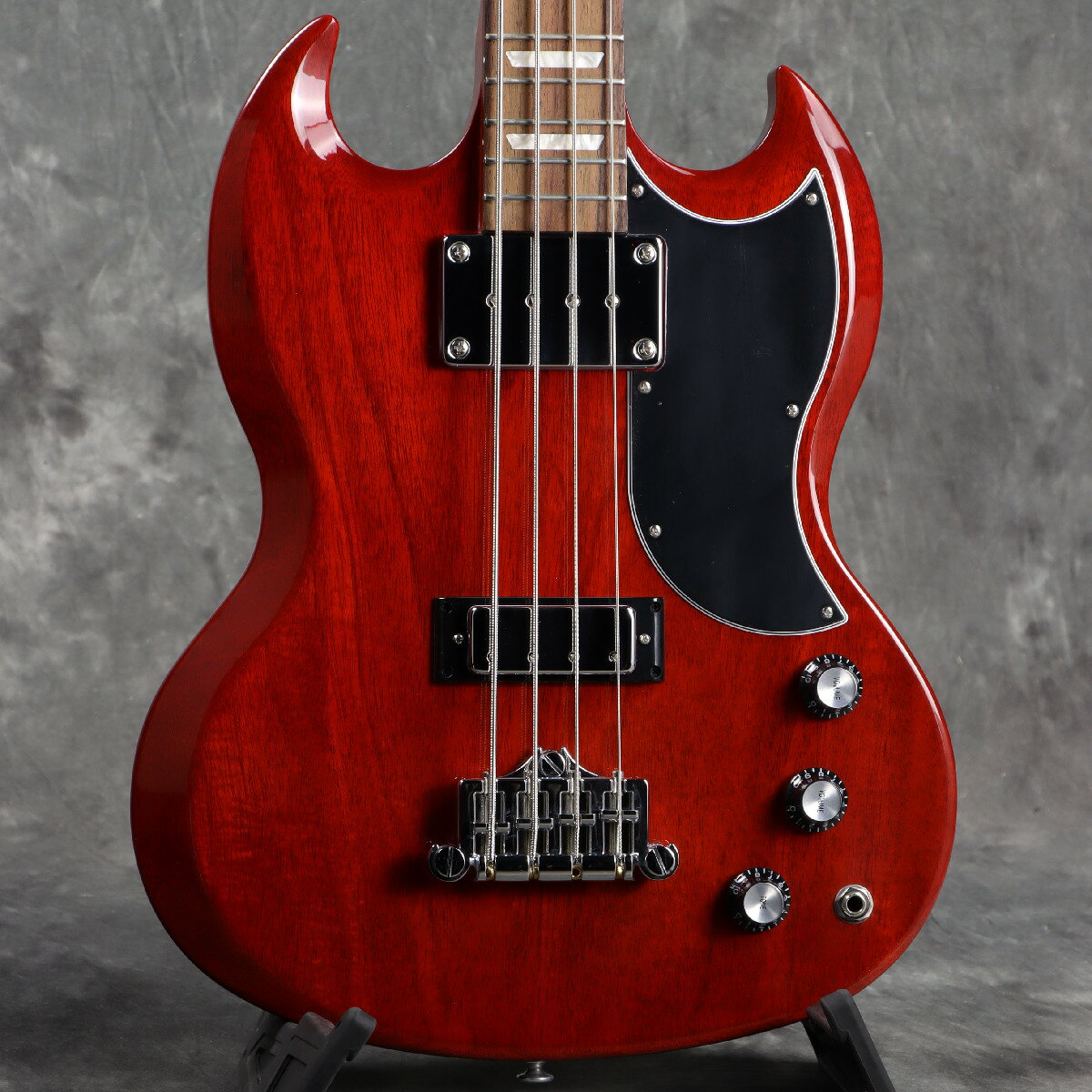■こちらの商品は実機画像を掲載しており、店頭未展示の倉庫保管品となります。出荷前に専任スタッフにより楽器の各部機能チェックを行っております。 ショートスケールのSGスタンダード・ベース！ 「EBベース」の愛称をもつ代表的なギブソンベース SGスタンダード・ベースは、伝説的なルックス、サウンド、フィーリングを醸しだしており、ギブソン・ベースを代表する最もアイコン的存在として君臨してきました。 2005年に誕生したSGリイシューベースがリネームされ、"SGスタンダードベース"になったのは2008年のこと。 ソリッドマホガニーボディ、マホガニーNeck、セットネック構造で、30.5"のショートスケールを採用しているのが特徴です。 コントロールは2Volume/1Toneで、Neckピックアップとブリッジピックアップが独立してVolumeコントロールが可能です。 なによりショート・スケール構造あってのこの特徴的なサウンドといえます！ SGベースのショート・スケール構造は比較的に小柄なプレイヤーに好まれる傾向がありますが、その定評ある強力な土台をなす無二のトーンで、多くのベーシストからも熱烈な支持を集めています。 Made in USA、新品、正規輸入品です。 ※ボディカラーと塗装仕上げの都合、磨き上げの痕が見受けられますが、ハンドメイドが故のもので製品・演奏上の問題はございません。 ■付属品：ハードケース、正規保証 ※ご購入いただいたご本人様に限り、メーカー規定の故障に対して保証が提供されます。保証修理受付の際は「ご購入時の領収書もしくは納品書」をご提示いただきます。 ■シリアルナンバー：217550035 ■重量：3.48kg ※実物画像を掲載しておりますが、モニター環境によっては若干色合い・明るさが違って見える場合がございます。予めご了承くださいませ。 製品仕様 Body Material | Mahogany Weight Relief | None Finish | Gloss Nitrocellulose Lacquer Neck Material | Mahogany Neck Profile | Rounded Scale Length | 30.5" / 77.47cm Fingerboard Material | Rosewood Fingerboard Radius | 12" / 304.8mm Number of Frets | 20 Frets | Medium Jumbo Nut Material | Graph Tech Nut Width | 1.6" / 40.64mm End-of-Board Width | 2.32" / 58.93mm Inlays | Acrylic Trapezoid Hardware Finish | Chrome Bridge | 3-Point Adjustable Tuners | Grover Shamrocks Pick Guard | Black 5-ply Control Knobs | Black Tophats w/ Silver Inserts Neck Pickup | Rhythm SG Bass Bridge Pickup | Lead SG Bass Controls | 2 Volumes, 1 Master Tone Strings | .045, .065, .085, .105 Case | Hard Shell Case