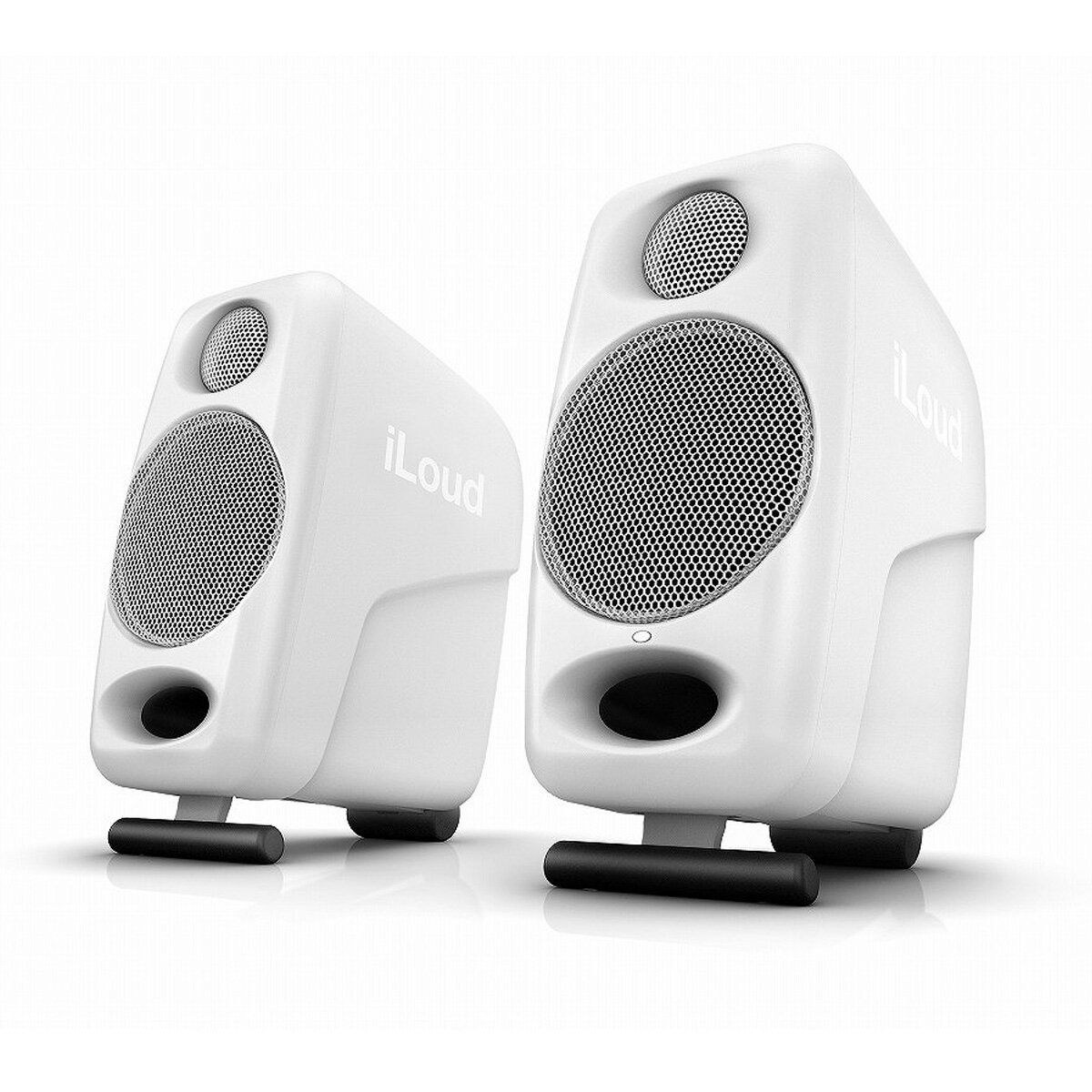 コンパクトかつ高音質なリファレンス・モニター 世界最小クラスのリファレンス・ モニター・システム。誰でも、どこでも、正確なサウンドを。 リニアな周波数特性。色付けが無いこと。透明感のあるクリアな音質。余裕のあるヘッドルーム。どれもスタジオ・リファレンス・スピーカーに求められる、欠かせない要件です。なるほど、確かにそれなりのサイズと価格のスタジオ・モニターならこれらの要件を実現しています。しかしながら、狭いデスクトップでも容易に設置可能なサイズのスピーカーとなるとどうでしょうか？容易に持ち運び可能なコンパクト・サイズのスピーカーでは？ そうしたニーズにお応えできるのが、世界最小のアクティブ・スタジオ・リファレンス・モニター、iLoud Micro Monitor です。色付けの無い極めて正確な周波数レスポンスを実現した iLoud Micro Monitor は、狭いデスクトップの音楽制作環境からツアー中のホテルまで、さまざまな環境でスタジオ・クオリティのモニタリング環境を実現してくれます。 iLoud Micro Monitor は、極めてポータブルなエンクロージャーにも関わらず、クリアな音質で、50W RMS の高出力を実現した世界最小のアクティブ・スタジオ・リファレンス・モニターです。ウーファー、ツイーターそれぞれを独立したアンプで駆動するバイ・アンプ設計により、音楽制作、アレンジ、ミックス時にもお使いいただける、正確でリニアな周波数特性を実現しています。 iLoud Micro Monitor は、いつでも、どこへでも持ち運ぶことができる、頼れるモニター・システムと言えるでしょう。バッグにも容易に収まる iLoud Micro Monitor があれば、自宅、スタジオ、ホテルと場所を問わず、いつでも、どこでも、クリアな音質の信頼できるスタジオ・リファレンス・モニター・システムをお使いいただけるのです。 設置面積を抑えながらも IK 伝統のハイ・パワー iLoud が発売された時、ポータブル・スピーカーの業界スタンダードが変わったと言っても過言ではでしょう。iLoud Micro Monitor は、この伝統を確かに受け継いだ進化形です。極めてコンパクトなそのエンクロージャーからは予想もできないほどに透明感のあるクリアなサウンドで、なおかつハイ・パワーの出力を誇ります。 iLoud Micro Monitor には、カスタム・メイドの複合素材によるしっかりとした材質の3インチ・ウーファー、3/4インチのシルク・ドーム・ツイーターが搭載され、計4つの超高能率のクラスDアンプで駆動します。合計 50W RMS というクラスを超えた余裕のあるパワーと入念に設計された前面のバスレフ・ポートにより、どこまでも透明に澄み切った高音域、濁りのない鮮明な中音域から、55 Hz（-3 dB）までの驚くほど豊かな低音域まで、リニアな周波数特性であなたのサウンドを再生してくれるのです。 驚くほど透明で、明瞭なサウンド iLoud Micro Monitor で音楽を再生すると、まずそのサウンドの明瞭さに驚くことでしょう。その秘密は、内蔵された 56-bit DSPによる位相、周波数特性のコントロールにあります。長年に渡る IK Multimedia のフィルター開発において培われた技術を基に、入念にデザインされたクロスオーバーの設定、ウーファー、ツイーター、それぞれから発せられるサウンドが聴く人の耳に届くタイミングをコントロールするタイムアライメントの処理が、このDSPテクノロジーで実現されています。これまで小さなスペースでは不可能と考えられていた正確な位相、定位と、リニアな周波数特性を実現したのです。 小規模スタジオに最適 大抵のホーム・スタジオは、理想的なワーク・スペースからすれば小さく、ベッドサイドの壁に沿って置かれた机の上にすべての機材が設置されている、などといった状況もしばしばです。大抵のモニター・スピーカーは、こうした作業環境を意図して設計されたものではありません。そしてその結果、ブーミーで、ぼやけた不鮮明なサウンドになりがちです。 横幅 9 cm、奥行き 13.5 cm の iLoud Micro Monitor ならば、こうした環境に設置しても作業スペースを犠牲にすることはありません。加えて、内蔵DSPをコントロール可能な3つのEQスイッチを備えており、設置される環境にあわせてサウンドを最適化することができます。デスクトップ設置時に机の上に置かれたさまざまな物による音の乱反射を補正する DESKTOP モードの他、低域、高域の補正を行う3つのEQスイッチが装備されています。 iLoud Micro Monitor の底面に装備されたスタンドにより、2段階の角度調節が可能です。耳の位置よりも低い場所に設置するときは、このスタンドを立て、ウーファーとツイーターのサウンドがクロスオーバーする「スイート・スポット」を、あなたの耳の高さにあわせることができるのです。すなわち、ボーカルやギターなど、より鮮明な中音域を聴くことができるのです。 マイク・スタンドにも設置可能 iLoud Micro Monitor は、マイク・スタンド取り付け用のネジ穴（UNC 3/8”-16）を装備しており、最適な位置、高さに設置可能です。標準的なマイク・スタンドがお使いいただけるので、高価な壁面マウント用のオプションなどをご購入いただく必要はありません。 高級機の機能をお手頃価格で実現 スモール・サイズのモニターを購入するとなると、これまでは、ステレオ・ペアで1万円台から2万円台の低価格のモニターか、ステレオ・ペアで少なくとも6〜7万円はする高級機かの、2つの選択肢しかありませんでした。iLoud Micro Monitor は、価格を抑えながらも正確でクリアな音像、フラットな周波数レスポンス、バイアンプ駆動、DSPにより制御されたクロスオーバーやEQ補正、スタンド、マイク・スタンド用ネジ穴など、高級機だけが提供してきた機能を備えているのです。小規模なスタジオであっても、より正確でクリアなサウンドでのモニタリングが可能な、頼りになるリファレンス・モニター、しかもお手頃価格。それが iLoud Micro Monitor です。 ライン接続だけでなく Bluetooth 接続にも対応 iLoud Micro Monitor は、併せてお使いいただく機材を選びません。 iLoud Micro Monitor には、RCA、1/8インチ・ステレオ・ミニ端子を装備している他、Bluetooth 接続にも対応しています。音楽制作、ビデオの編集などの作業時にはライン接続、日常のリスニング時にはワイヤレス接続と、さまざまなシーンでの使用目的に合わせてお使いいただけます。 ノートPCの最良のパートナー 近年、ノートPCの大幅な処理能力の向上に伴い、自宅でも、スタジオでも、一貫してノートPCで音楽制作を行う方が増えています。 それぞれ 180 mm × 135 mm × 90 mm、ステレオ・ペアでも 1.7 kg と、機材用のバッグやバックパックなどにも容易に収納して持ち運びできるコンパクトな筐体の iLoud Micro Monitor とハイスペックなノートPCを持ち運ぶ。まるでフル装備のスタジオを持ち運んでいるかのようではありませんか？ 主な特徴 プロ仕様のリファレンス・モニター ●反射音、スピーカー間のタイム・アラインメントを制御する先進の 56-bit DSP と、極限まで共振を抑えたエンクロージャーにより、リニアな周波数特性を実現。 ●ヘッドルームに余裕のある4機の超高能率のクラスDパワー・アンプ（50W RMS）を搭載し、極めて高いレスポンスのトランジェントを実現。 ●カスタム・メイドの複合素材による3インチ・ウーファー、大口径バスレフ・ポートを装備し、55 Hz（-3 dB）までをもカバーする、クラス最高水準の低音域の周波数実現を実現。 ●価格を抑えながらも、ハイエンド・システムにも匹敵するハイ・クォリティなウーファーとツイーターを搭載。 極めてコンパクト ●リファレンス用モニターとしては最小クラスの設置面積。 ●設置スペースに制限のある小規模スタジオのモニタリング・システムとして最適。 ●部屋の反響音、定常波を避け、より耳に近い位置にスピーカーを設置可能。 ●それぞれ 180 mm × 135 mm × 90 mm、ステレオ・ペアでも 1.7 kg と、持ち運びも容易な、軽量でコンパクトな筐体。 自由度の高い設置と接続 ●高域、低域を補正するEQスイッチ、卓上での音の乱反射を補正する DESKTOP スイッチなどを装備し、設置場所にあわせてサウンドの最適化が可能。 ●標準的なマイク・スタンド取り付け用のネジ穴（UNC 3/8”-16）を装備し、自由度の高い設置を実現。 ●音楽制作用の入力端子として、RCA入力端子、1/8インチ・ステレオ・ミニ入力端子を装備。 ●リスニング用途として、Bluetooth 接続にも対応。 システム必要条件 iLoud Micro Monitor は、RCA、および TRS 1/8 インチ・ステレオ入力を装備しているため、Mac、PC、iPhone、iPad、iPod、Android スマートフォンやタブレット、MP3プレーヤーを有線で接続可能です。また、A2DP プロトコルに対応しているほとんどの Bluetooth 機器にも対応しています。 仕様 ●スピーカータイプ : 2ウェイ、バイアンプ仕様アクティブスピーカー ●周波数特性(-10dB) : 45Hz〜22kHz ●クロスオーバー周波数 : 3 kHz ●ツイーター : 3/4インチ、シルクドーム、ネオジムマグネット ●ウーファー : 3インチ、カスタムメイドの複合材質 ●最大SPL @ 50 cm : 107 dB（100 Hz〜10 kHz の正弦波の平均） ●内蔵アンプ数 : 4 ●アンプタイプ : 高効率 Class-D ●出力（ステレオ）: 70W（ピーク）/ 50W（RMS） ●DSPによる音質補正 : ・ハイシェルフ @ 4 kHz 以上 : 0 dB / +2 dB ・ローシェルフ @ 250 Hz 以下 : 0 dB / -3 dB ・デスクトップ @ 1 kHz 〜 10 kHz : +3.5 dB、400 Hz 以下 : -1 dB ●ハイパフォーマンスのバスレフポート機構 ●DSPによるクロスオーバー処理とタイムアライメント ●A2DP プロトコルに対応した Bluetooth ●マイクスタンド用ネジ穴 : UNC 3/8 インチ装備 ●接続端子 : RCA入力×2（ケーブル付属）、TRSミニステレオ入力、4ピンスピーカーコネクター（ケーブル付属） ●電源 : 専用ACアダプター（付属） 内容品 ●iLoud マイクロモニタースピーカー（ペア） ●電源アダプター ●4ピンスピーカー接続ケーブル（左右リンク用、2 m） ●TRS 1/8 インチ・ステレオ - 2 x RCAケーブル（1.5 m） 寸法と重量 ●180 mm x 135 mm x 90 mm（1台につき） ●920 g（左スピーカー単体）、800 g（右スピーカー単体）、1,720 g（左右合計）