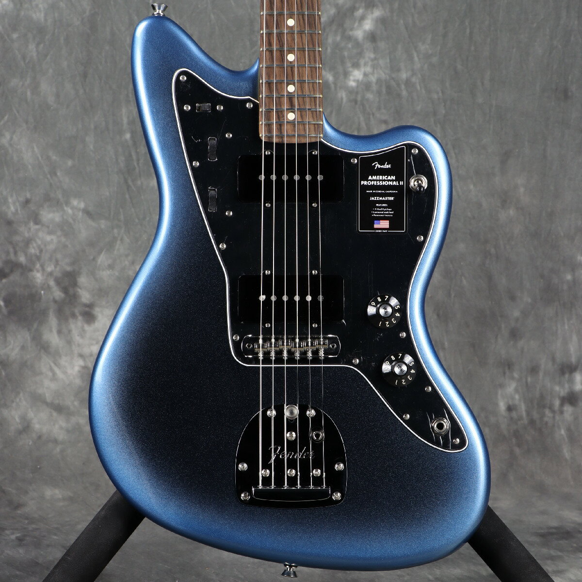 プロアマ問わず大人気のUSA製フェンダー、アメプロがパワーアップして登場！ American Professional II Jazzmasterは、60年以上に渡る革新、インスピレーション、進化を経て、現代のプレイヤーの要求に応えます。高い人気を誇るDeep Cシェイプネックは、丁寧にエッジがロールオフされ、至高の演奏体験を約束する"Super-Natural"サテン仕上げが施されています。また新たに設計されたネックヒールを採用し、快適なフィーリングとハイポジションへの容易なアクセスを実現しました。新しいV-Mod II Jazzmaster Single-Coilピックアップは、これまで以上に繊細なトーンを奏で、Jazzmaster特有の煌びやかなサウンドが得られます。ブリッジピックアップにはタップ機能を装備し、パワフルなサウンドと、出力の低いヴィンテージサウンドが切り替えられます。新開発のポップインアーム式Panorama Tremoloシステムは、滑らかなヴィブラートから過激なアーム奏法まで対応します。American Professional II Jazzmasterの手に馴染む感覚とサウンドの多様性は、手に取り、耳にした瞬間、すぐにお分かりいただけることでしょう。プロの楽器の新たなスタンダードとなるような幅広い改良が、American Professional IIシリーズには詰め込まれています。 主な仕様 Body MaterialAlderBody FinishGloss UrethaneControlBlack "Witch Hat"FingerboardRosewoodHardware FinishNickel/ChromeNeck Finish“Super-Natural” Satin Urethane Finish on Back of Neck with Gloss Urethane Headstock FacePickguard3-Ply BlackPosition InlaysWhite DotNeckMapleNeck ShapeDeep "C"Scale25.5" (648 mm)Fingerboard Radius9.5" (241 mm)Frets22Frets SizeNarrow TallNutBoneNut Width1.685" (42.8 mm)Bridge PickupV-Mod II Single-Coil JazzmasterNeck PickupsV-Mod II Single-Coil JazzmasterControlsLead Circuit Controls (Slide Switch Down): Master Volume, Master Tone; Rhythm Circuit Controls (Slide Switch Up): Thumbwheel Volume and Tone Controls for Series Rhythm ModePickup Switching3-Position Toggle: Position 1. Bridge Pickup, Position 2. Bridge and Neck Pickups, Position 3. Neck PickupBridge9.5” Radius Jazzmaster/Jaguar Bridge with Panorama Tremolo SystemTuning MachinesFender Standard Cast/Sealed StaggeredStringsFender USA 250L Nickel Plated Steel (.009-.042 Gauges), PN 0730250403Case/Gig BagDeluxe Molded Case (Included) ■付属品：トレモロアーム、レンチ、ハードケース、メーカー正規保証書 ■シリアルナンバー:US25062873 ■重量:　3.94kg ※実物画像を掲載しておりますが、モニター環境によっては若干色合い・明るさが違って見える場合がございます。予めご了承くださいませ。