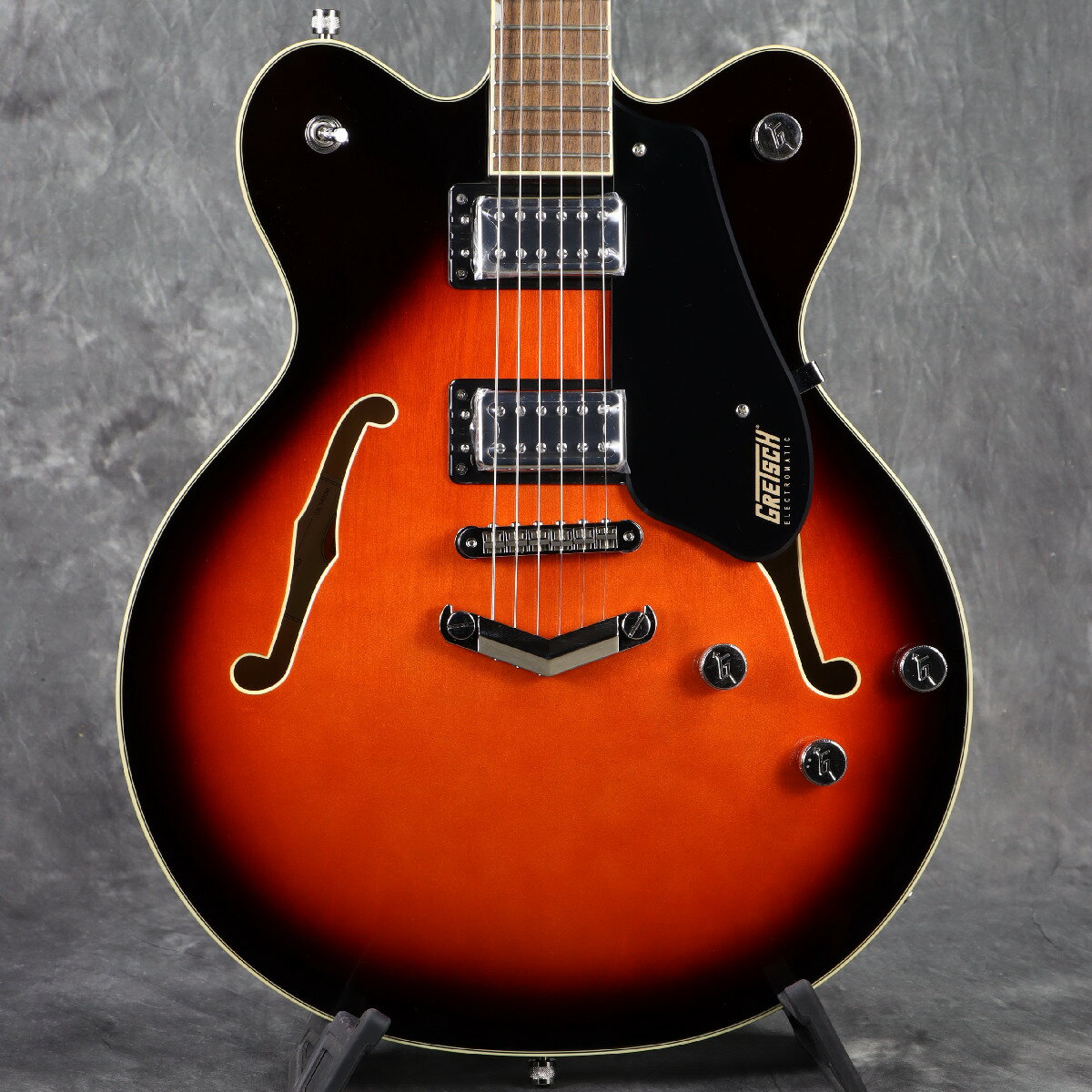 V-Stoptailのダブルカッタウェイ仕様のG5622に新色登場！ Electromatic Center Blockギターは、ピュアでパワフルなグレッチサウンドを大音量で存分にお楽しみいただけるモデルです。 G5622 Electromatic Center Block Double-Cut with V-Stoptailは、ダブルカッタウェイのメイプルボディに、ダイナミックなレゾナンス、ハイゲインパワー、軽量で優れた弾き心地を実現するチェンバードスプルースをセンターブロックに採用しています。 2基のBlack Top Broad’Tronハムバッカーはダイナミックで明瞭なトーンとともにキメの細かいハイエンドを奏で、サウンドにパンチを与えます。 トレブルブリード回路付きマスターボリューム、マスタートーン、ブリッジとネックピックアップの独自ボリュームコントロール、3ポジションのピックアップトグルスイッチといったコントロール類により、そのパワフルなサウンドをフレキシブルにデザインすることができます。 その他、固定式Adjusto-Maticブリッジ、Graph Tech NuBoneナット、Gアローノブなどの特徴を備えています。 G5622は全モデル、エイジドホワイトカラーのボディバインディングにマルチプライのパーフリング、ニッケルハードウェアを採用しています。 付属品：ソフトケース、調整用レンチ、メーカー保証書 製品仕様 Body Material Laminated Maple Body Finish Gloss Neck Maple Thin “U” Neck Finish Gloss Fingerboard Laurel 12” (305 mm) Frets 22 Medium Jumbo Position Inlays Pearloid Neo-Classic Thumbnail (Laurel) Nut (Material/Width) Graph Tech NuBone 1.6875” (42.86 mm) Tuning Machines Die-Cast Sealed Scale Length 24.6” (625 mm) Bridge Adjusto-Matic Pickguard Black Plexi Pickups Black Top Broad’Tron (Bridge) (Middle) Black Top Broad’Tron (Neck) Pickup Switching 3-Position Toggle| Position 1. Bridge Pickup Position 2. Bridge and Neck Pickups Position 3. Neck Pickup Controls Volume 1. (Neck Pickup) Volume 2. (Bridge Pickup) Master Volume Master Tone Control Knobs G-Arrow Hardware Finish Nickel Strings Nickel Plated Steel (.010-.046 Gauges) Case/Gig Bag Softcase ■シリアルナンバー:CYGC23111057 ■重量:3.39kg ※実物画像を掲載しておりますが、モニター環境によっては若干色合い・明るさが違って見える場合がございます。予めご了承くださいませ。
