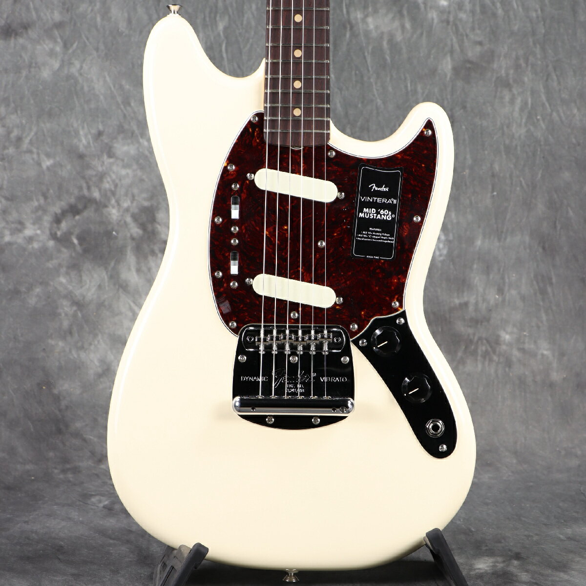 Fenderのトーン、ルックス、フィールを年代別に忠実に再現した『Vintera III』シリーズ Vintera IIIシリーズは、50年代、60年代、70年代の象徴的なFenderギターのルックス、フィール、そしてトーンを忠実に再現した、細部までこだわったヴィンテージ復刻モデルをラインナップしています。 Vintera III Mid '60s Mustangは、アルダーボディにローズウッド指板のメイプルネックを組み合わせ、パンチとクリアな明瞭度を備えた、紛れもないフェンダーサウンドを生み出します。オーセンティックな60年代中期の“C”シェイプネックは、手に自然に馴染む、どこか懐かしい弾き心地を提供。7.25インチラジアス指板とヴィンテージトールフレットが、抜群の快適性と優れた演奏性を実現します。 サウンドの要となるピックアップには、丁寧に作り込まれた60年代中期仕様のヴィンテージスタイルシングルコイルを2基搭載し、Fenderサウンドを確立した甘く煌めきのあるトーンそして温かくウッディなミッドレンジを余すことなく表現します。その他、ヴィンテージスタイルのMustangフローティングトレモロはスムーズなピッチ操作を可能にします。ヴィンテージスタイルの様々なディテールがクラシックな美しさをエンハンスし、当時に忠実なチューニングマシンが高いチューニング精度を実現します。 Vintera IIIに注ぎ込められた細部のすべてがFenderの歴史を語り、本格的なヴィンテージスピリットと伝説的なサウンドを提供します。 主な特徴 アルダーボディ 7.25インチラジアスのラウンドラミネートローズウッド指板とヴィンテージトールフレットを採用したメイプルネック 60年代中期の“C”シェイプネック 60年代中期仕様のヴィンテージスタイルピックアップ ヴィンテージスタイルのMustangフローティングトレモロ ヴィンテージホワイトボタン付きのヴィンテージスタイルチューニングマシン 当時の仕様を忠実に再現したディテール 付属品：ソフトケース、トレモロアーム、調整用レンチ、メーカー保証書 主な仕様： Body Material AlderBody Finish Gloss PolyesterNeck Maple, Mid ‘60s “C”Neck Finish Gloss UrethaneFingerboard Slab Rosewood, 7.25” (184.1 mm)Frets 22, Vintage TallPosition Inlays Clay DotNut (Material/Width) Bone, 1.650” (42 mm)Tuning Machines Vintage-Style with Vintage White ButtonsScale Length 24” (610 mm)Bridge 6-Saddle Vintage-Style Mustang TremoloPickguard 4-Ply Tortoiseshell (305)Pickups Vintage-Style Mid ‘60s Single-Coil Mustang (Bridge), Vintage-Style Mid ‘60s Single-Coil Mustang (Neck)Pickup Switching 2-On/Off Slide Switches, One for Each PickupControls Master Volume, Master ToneControl Knobs Black PlasticHardware Finish Nickel/ChromeStrings Fender USA 250L Nickel Plated Steel (.009-.042 Gauges), PN 0730250403Case/Gig Bag Included Deluxe Gig Bag ■シリアルナンバー:MX26012912 ■重量:3.32kg ※実物画像を掲載しておりますが、モニター環境によっては若干色合い・明るさが違って見える場合がございます。予めご了承くださいませ。