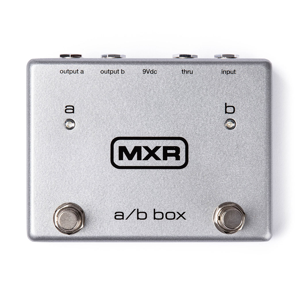シンプルかつ便利なツールペダル MXR A/B BOXはシンプルかつ便利なツールペダルです。 1つの入力された信号を2つの出力（A/B）を選択することができます。 thru（スルー端子）に入力された信号は、セレクターを介さずにそのまま出力されます。 電子回路を使用しない機械スイッチ方式を採用しているため、入力信号を加工することはありません。 *電源未接続時はLEDは点灯しませんが、A/B BOXの機能は動作します。 ■Specification バイパス・スイッチ：True Hardwire（トゥルー・バイパス） サイズ：124mm (W) × 93mm (D) × 57mm (H) 対応電源：9V電池または9V AC/DCアダプター（LED点灯用） ※画像はサンプルです。