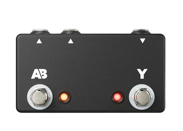 ギグやセッションに出かける際に絶対に手放すことのできないアイテム JHS Pedals Active A/B/Yは入力されたシグナルに対し、2つのアウトプットのどちらか一方、もしくは両方同時に出力する必要があるシチュエーションに完璧に対応します。 楽器をインプットにケーブルで接続し、アウトプットをアンプやオーディオインターフェース、ミキシングコンソールなどの信号を送り出したいディバイスに接続します。接続したら、左側のフットスイッチでチャンネルのA/Bを切り替えます。LEDが赤く点灯したらチャンネルA、緑に点灯したらチャンネルBがONになります。右側のYスイッチを押すと両方のチャンネルがONになり、ステレオ出力となります。Active A/B/Yはアウトプットの1つにアウトプットトランスを搭載しているため、ハムノイズを除去するグラウンドリフトの必要がありません。 アウトプットトランスとスイッチング時のノイズを完全に除去するFETトランジスタを備え、片方/両方のアウトプットを自在に切り替えられるJHS Pedals Active A/B/Yは、ギグやセッションに出かける際に絶対に手放すことのできないアイテムになるでしょう。 ※画像はサンプルです。