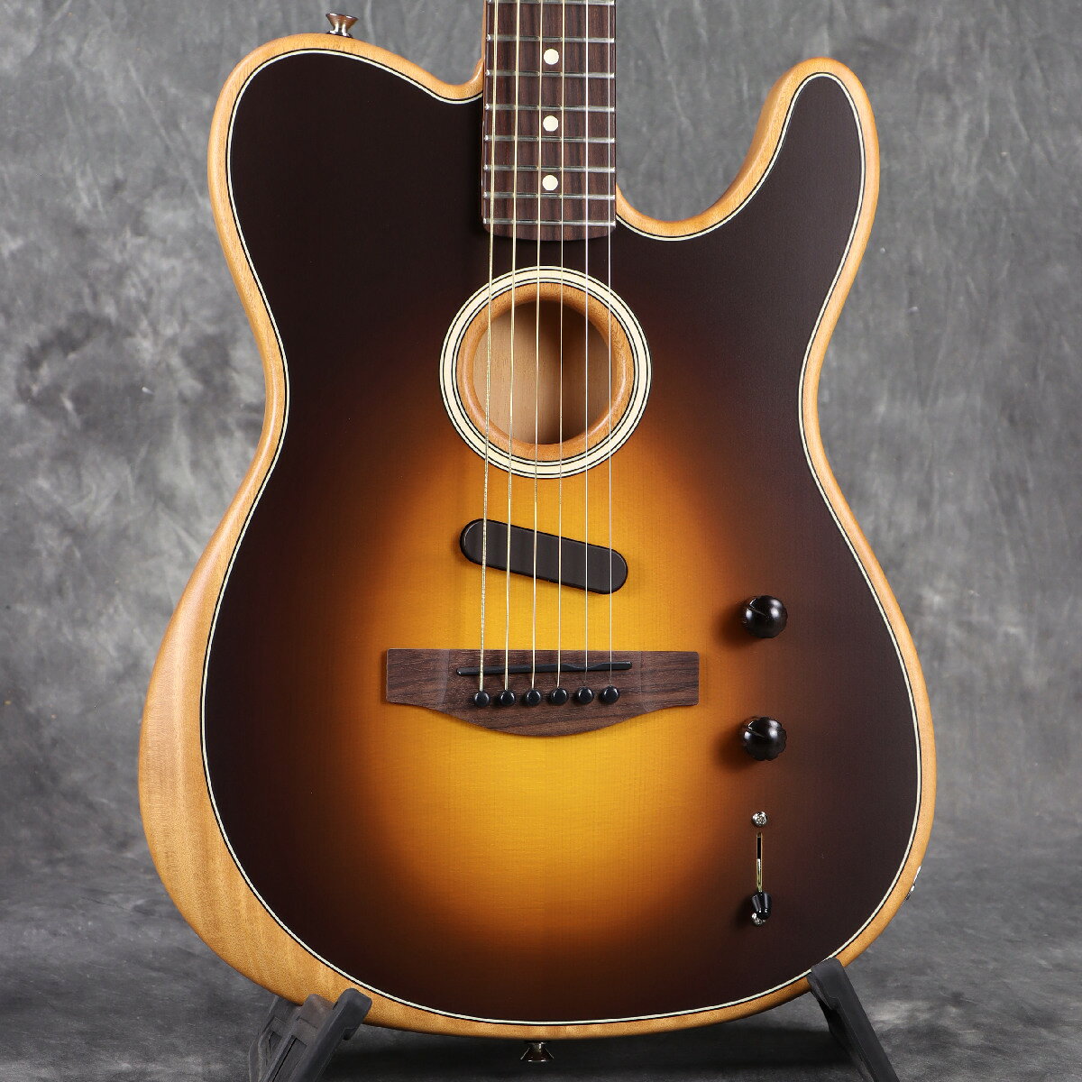 よりお求めやすい価格帯で登場する「Acoustasonic Player Telecaster」 フェンダーの革新的なAcoustasonicプラットフォームは、Acoustasonic Player Telecasterによって進化を続けます。このアコースティック／エレクトリックギターは、6つのユニークなヴォイシングにより、その個性を確固たるものにします。洗練された3ウェイスイッチングが、アコースティックトーンとエレクトリックトーンを隔てなく、自在に行き来することを可能にします。Acoustasonic Player Telecasterは、現代のミュージシャンにとってより身近なツールとなるプラットフォームを提案します。 クラシカルな中にモダンさを兼ね備え、高い耐久性、病みつきになるほどのプレイアビリティ、そして多彩なトーンの「使える」1本です。 ■付属品:オリジナルギグケース、レンチ、メーカー正規保証書(2年) 木目は1個体ごとに異なりますので予めご了承くださいませ。 製品仕様 Fingerboard MaterialRosewoodフィンガーボードラジアス12" (305 mm)ネックフィニッシュSatin UrethaneネックMahoganyネックシェイプModern "Deep C"フレット数22ナットの素材Graph Tech TUSQナット幅1.6875" (42.86 mm)ポジションインレイWhite DotナットGraph Tech TUSQトラスロッドBi-Flexトラスロッドナット1/8" American SeriesボディMahoganyボディバックMahoganyボディフィニッシュPolyester Satin Matteボディ素材MahoganyボディシェイプModified TelecasterボディサイドMahoganyBody StyleModified TelecasterボディトップSolid A Sitka SpruceブレイシングTransverseCutawayYesPurflingBlack/Cream/Blackロゼット2-Ring B/W/BSound HoleWaterFall Sound PortブリッジModern AsymmetricalBridge PinsGraphTech TusqハードウェアフィニッシュChromeピックガードNoneStrap ButtonsAmerican SeriesストリングFender Dura-Tone 860CL Coated Phosphor Bronze (.011-.052 Gauges), PN 0730860405チューニングマシーンFender Standard Cast/Sealed StaggeredコントロールMaster Volume, "Blend" Knob, 3-Way SwitchSpecial Electronics2-pickup configuration: Under-Saddle Piezo/N4 Magnetic■MeasurementsBody Depth1.75" (44.45 mm)Body Length16.54" (420 mm)寸法15.75x43.94x113.67 CMフレットサイズNarrow Tallスケール25.5" (648 mm)Shipping Height15.75 CMShipping Length113.67 CMShipping Weight6.36 KGShipping Width43.94 CM ■シリアルナンバー:MXA2501787 ■重量:2.1kg ※実物画像を掲載しておりますが、モニター環境によっては若干色合い・明るさが違って見える場合がございます。予めご了承くださいませ。