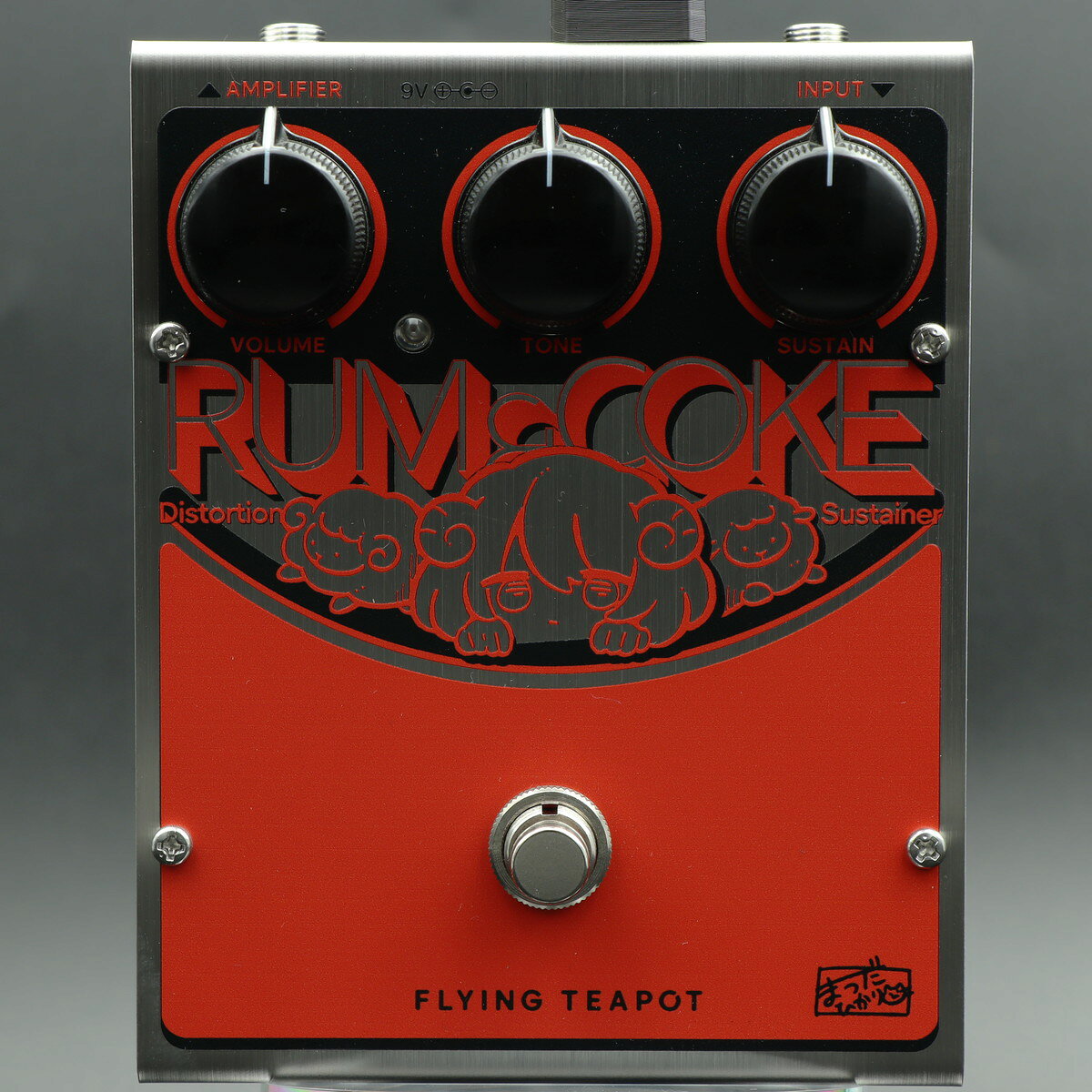 ロングセラーペダル「Rum and Coke」がさらにパワーアップ！ flyingteapotのロングセラーペダル「Rum and Coke」がさらにパワーアップして復活しました。 REDモデルは、ラムズヘッド後期のMotorola社製2N5087を使用した個体に影響を受け作成したモデルで、基本的にはVintageクローン系ではありますが、ハイ上がりのディストーションライクなサウンドが特徴です。 オルタナ、ガレージ、ロック、メタル系との相性が良く、癖が少なく扱いやすいながらも極上のマフサウンドが特徴のモデルです。 まさに王道ラムズヘッドとしてオススメの1台です。 今回もイラストは「まつだひかり先生」にお願いしてキュートなデザインながらもカッコ良さも併せ持つようなデザインに仕上げています。 筐体はステンレスヘアラインとレザー調シート貼りでより「らしさ」を強調しています。 さらに今回コントロールを追加しており、 1つ目はGateコントロール、2つ目はToneShiftスイッチを筐体ジャック面に配置しました。 Gateはその名の通り、サウンドにGate感（ブチブチ感）をプラスしてよりファズらしいサウンドに変化させることができます。また、このコントロールにより、よりサウンドを太くしたり、エッジ感のあるアタックを表現することが可能です。 ToneShiftはそれぞれのモデルを更に幅広く使用できるよう、トーンの帯域を拡張します。ToneBypassの付いたMuffペダルは少なくないですが、これはBypassするのではなく、Toneは効いたまま、更に太くジューシーなミッドレンジや、壁のような低音をプラスすることが可能です！また、Gainと組み合わせることで、オーバードライブ系のサウンドなどもカバーすることができ、マフとしてだけではない万能なペダルへと進化しました！ ※画像はサンプルです。