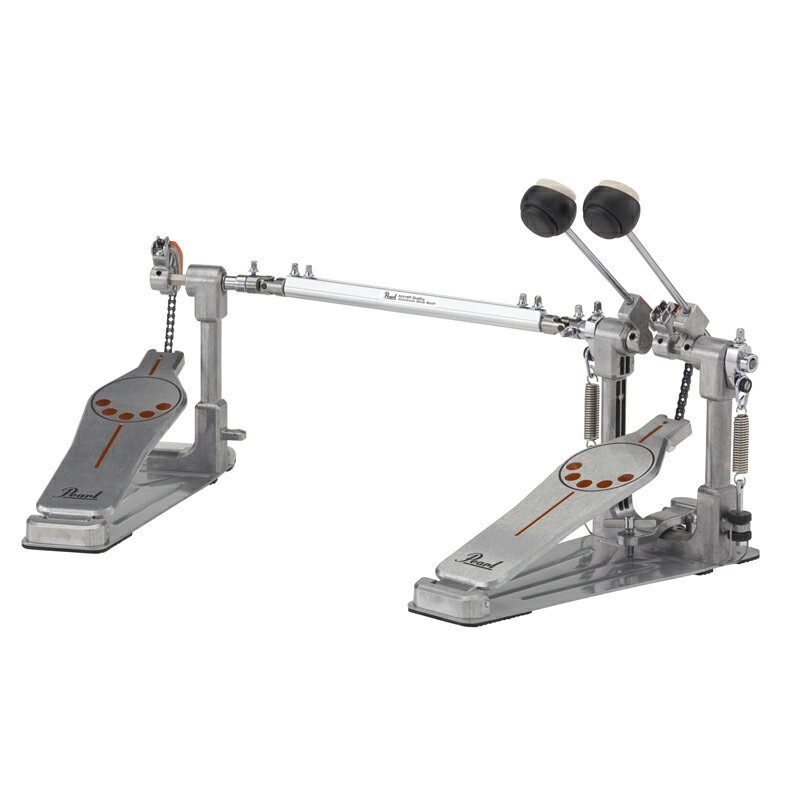 P-932 Longboard Double Bass Drum Pedal シングルチェーンを採用したライトフィーリング・コンセプトのドラムペダル“Demonator”ダブルペダル ●Single Chain Drive Demon Style PowerShifter Function Longboard Demon ドラムペダルを踏襲したデザインで、ヒール・トゥを使ったフットワークにも対応しやすいロングフットボードタイプ。そして、フットボードの位置を前後にずらすことで異なるアクションが得られる、パワーシフター機能を搭載。付属の六角レンチを使って、ヒールプレート部の位置をずらして使用。 Perfect Circle Cam w/ Removeable Eliminator-style Eccentic Cam 1台のペダルで異なるアクションが得られる、インターチェンジャブルカム機構を搭載。工場出荷時は、踏み始めは軽く、踏み込んだ時にスピードが得られる偏心タイプのカムが付いており、これを付属の六角レンチで外すことで、パワーがあり、素直でクセのない真円タイプのカムに早変わり。 Dual Surface Beater with Control Core 新設計のデュオ・ビーター。フェルトとプラスティックで、ドラムヘッドに“面”で当たる形状にすることで、より、パワフルでアタックの効いたサウンドとなる。また、防振ゴムを内蔵することで、不要な高域のオーバートーンと振動を抑え、パワーの伝達性を高めることが可能。 主な仕様 ドライヴ方式Single Chainカムインターチェンジャブル・カムパワーシフター○ビーターDUO BEATビーターアングル無段階ビーターアングル・カムスプリングローラーフリクションレス・ローラーケース別売