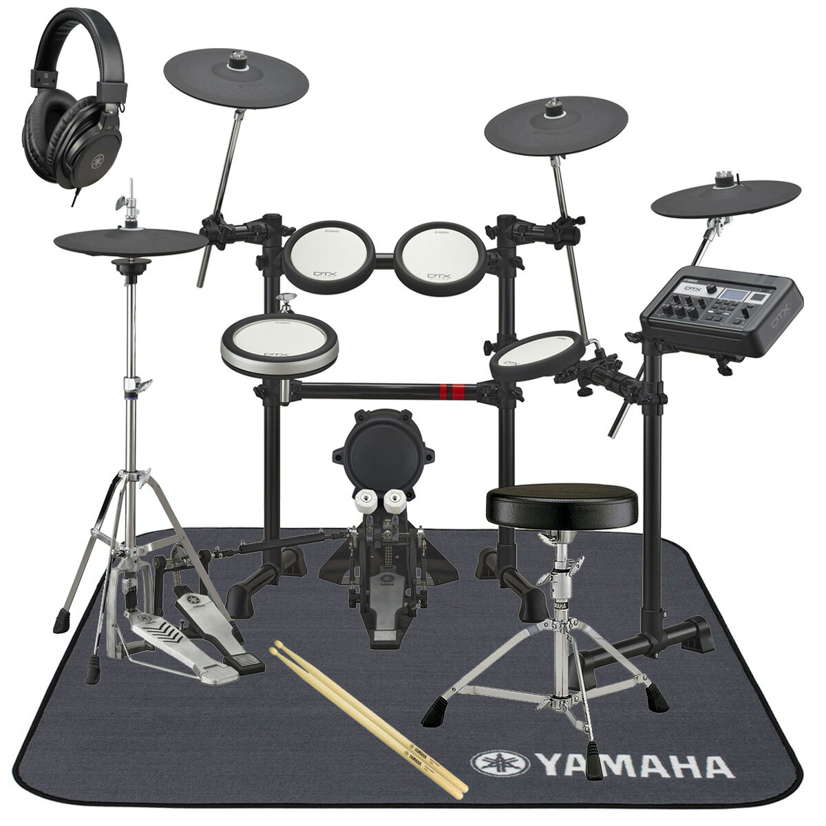 DTX6K3-XUPDの純正オプションフルセット ●ヤマハ製の標準的なドラムスティックとセッティングで敷くマットをセット。マットはキットのスリップをおさえて安定した設置に役立ちます。 ●ドラムの音を聞くためのヤマハロゴ入りでスタジオ品質の本格的なヘッドホンが付いてます！ ●演奏に必要なものがすべてヤマハ純正品で揃った一括セットになっております。 商品内容 1. YAMAHA DTX6K3-XUPD（電子ドラム/ツインペダルセット） 2. YAMAHAドラムスティック 3. YAMAHA DM1314（ドラムマット 130x140） 4. YAMAHA ヘッドホン付き 留意事項 ※楽器店企画のまとめ売り商品です。 ※電子ドラムはユーザーが組み立てる商品です。 ※ヘッドホンでドラムの音を聞いて演奏するセットです。アンプ内蔵スピーカーは別売です。 DTX6K3-XUPD 新たにサンプリングした高音質音源、豊富なエフェクト機能を搭載した新しいドラムトリガーモジュール「DTX-PRO」をベースに、スネアパッドとタムパッドにナチュラルな打感と静粛性を両立した「DTX-PAD」を標準装備、新たに開発されたキックパッドやラックシステムを採用。ハイハットにはスタンドを使って演奏するリアルハイハットパッドRHH135を使用、3シンバル構成（※）のキットです。 ●著名なスタジオで録音された本物のサウンドとアンビエンスを忠実に再現。 ●自分だけのサウンドを創造できるAMBIENCE、COMP、EFFECTのKIT MODIFIERノブ ●ヤマハ独自のTCSヘッドをスネアとタムパッドに採用。叩き続けたくなる自然で気持ちの良い打感とリバウンドを実現。 ●スネア、クラッシュ、ライドに3ゾーンパッドを採用。シンバルはチョーク、ミュートが可能。ライドシンバルは打点検知機能を搭載。 ●同梱ハイハットスタンドやスネア用クランプなどにヤマハシステムハードウェアを採用。 ●ハイハットスタンド「HS650A」付属 ●ダブルチェーンドライブのツインペダル「DFP8500C」付属 ●ドラムスツール「DS750」付属 キット内容/構成 ○ドラム音源モジュール：DTX-PRO ○スネア：XP80（3 Zone / 8” DTX-PAD） ○タム1：XP70（1 Zone / 7” DTX-PAD） ○タム2：XP70（1 Zone / 7” DTX-PAD） ○フロアタム：XP70（1 Zone / 7” DTX-PAD） ○キック：KP90（7.5” 三層クッション構造） ○ハイハット：RHH135 ○クラッシュ1：PCY135（3 Zone / 13" シンバルパッド） ○クラッシュ2：PCY135（3 Zone / 13" シンバルパッド） ○ライド：PCY135（3 Zone / 13" シンバルパッド） ○ラック：RS6 ○ハイハットスタンド：HS650A ○ツインペダル：DFP8500C ○ドラムスツール：DS750 参考 DTX6K3-XUPDは (1)DTP63-X（パッドセット） (2)DMR6（ドラム音源とラック） (3)スツールとツインペダル の3箱で1組のセット商品です。 「3シンバル」表記について （※）クラッシュ2枚+ライド1枚のドラムセットのシンバル構成のことを慣例で「3シンバル」と表記しています