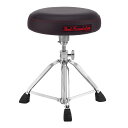 Roadstar Drum Throne D-1500 | あらゆるジャンルに対応するドラムスローンのスタンダード シート部のサイズが15″と以前のモデルに比べて大きくなることにより、安定感が増しています。 中央部に凹みのある丸型シートには、上の層が柔らかめ、ベース層に硬めの材を組み合わせた多層クッション構造を採用しており、体圧を分散し、姿勢が安定することで腰への負担を軽減します。 また、脚部はセッティングの自由度を高めるために従来のモデルよりも少しだけ脚部の開き幅をコンパクトに変更しつつ、より堅牢な仕様にアップグレードしました。 ●丸型シート： シート部のサイズが15″と大きくなり、安定感が増しています。椅子の縁がなだらかに落ちていて、スムーズな脚の動きに貢献します。 ●多層クッション： 上の2層は比較的柔らかく、快適な座り心地に貢献します。柔らかいクッションが側面まで包んでいて、脚の動きを快適にします。ベース層はしっかりとドラマーの体を受け止めます。 ●中央部の凹み： 体圧を分散する事で、腰の負担を軽減し、姿勢が安定します。 ●シートデザインを一新： 穴あきレザーでスポーティーな見た目に仕上げています。 高さ調整幅：495 - 665mm 座面/座面形状：丸型（中央部分に凹みあり） レッグ：ダブルレッグ3本 ■保証:無し（パール・ドラムハードウェアはメーカー保証の対象外製品です） UD20200730