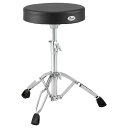 Drum Throne D-790 パールが『SESSION STUDIO SELECT ドラムセット（2022）』などミドルレンジのドラムで採用している定番ドラムスローン しっかりした作りで安定感の高いパイプクランプ式のスローンです 主な特長 かためで丸い形状の合皮(PVC)製シートと、グリップ力を強化したラバーチップ＆シート落下防止のリングストッパーを装備した脚部は、安定感と信頼感が抜群。ダブルレッグの採用で、ヘビー級のドラマーもしっかりとサポートする。 パイプクランプ式の高さ調整方法 高さ調整方法はシンバルスタンドのようにジョイント部の横にあるボルトを締めるやり方になりますが、上からかかる体重をそれだけで支えきれないため、リング状のストッパーを併用して固定します。 製品に説明書は付属しておりません（2014年現在）。高さ調整方法は2枚目画像と下記の方法を参考にしてください。 （1）上段パイプに取り付けたリングストッパー（メモリーロック）のキーボルト（角頭ボルト）をドラムチューニングキーを使って緩めておきます。 （2）三脚のT型ウィングボルトを使って座面の高さを調整し、高さが決まったらT型ウィングボルトをしっかり締めます。 （3）上段パイプのリングストッパーを下側に降ろして、下段の三脚部と上段パイプの接合部に形状を合わせて取り付けます。 （4）リングストッパーのキーボルト（角頭ボルト）をしっかり締めてその位置に固定します。 （5）高さ固定はこれで終了です。固定後にまた高さを変更したい場合はまた（1）から行ってください。 （※）移動や収納のため上段パイプを抜いても、また取り付け済みのリングストッパーの位置ですぐに固定できます。 留意事項 ※リングストッパーを使うことで演奏中にシート（座面）の高さが下がりにくくなります。T型ウィングボルトを締めつけだけでは不十分で、使用中に座面が下がる場合がありますのでご注意ください。必ずリングストッパーを併用してください。 ※実際の製品はカタログ写真やイメージ写真とロゴのデザインが異なっている場合があります。予告なく変更される場合があります。あらかじめご了承ください。 主な仕様 高さ調整幅430mm - 650mm (17.75" - 25.5")座面合成皮革（PVC）シートサイズ約30cm（12" ）レッグダブルレッグ3本重さ約3.6kg（サンプルを計測）付属品チューニングキー