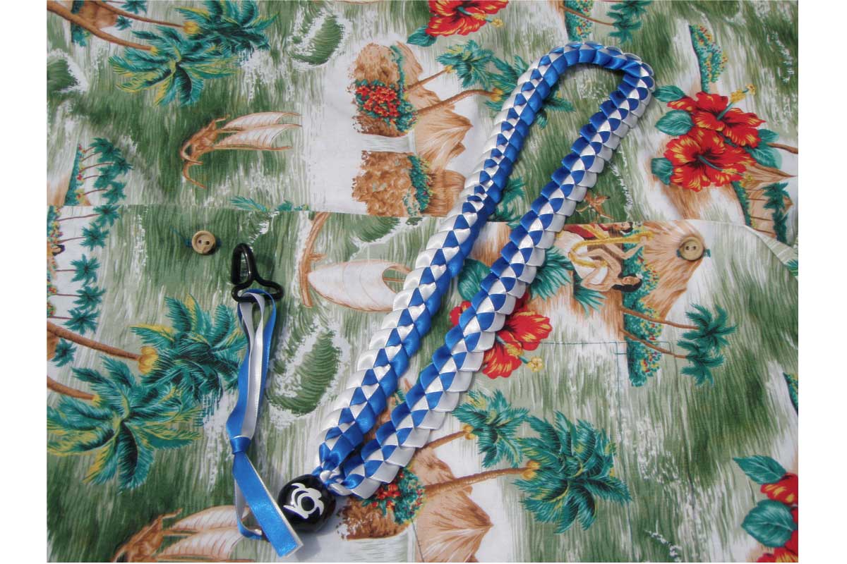 Daiking Hawaiian Ribbon Lei Ukulele Strap もともとレイは、貝殻やハワイの美しい花を使用して作られた首飾りで、尊敬・感謝・愛情などの意味が込められています。 このレイをすべて花や貝で作っていてはハワイの自然が守られなくなる。そこで編み出されたのがリボンテープを使って作るハワイアンリボンレイです。 日本のハワイアンリボンレイの第1人者で著書も複数ある古内よう子氏とDaiking Corporationで共同開発したのがこのハワイアンリボンレイウクレレストラップです。 ハワイより直輸入のククイ（ハワイの木の実）を使用し日本製のリボンを使用しています。 古内よう子氏とDaiking Corporationスタッフによるハンドメイド製品です。 「DHRUS-9WTBL (ホワイト)」は、日本製の9mmリボンを使用。 ハワイより直輸入のククイをアクセントに古内よう子氏とDaiking Corporationスタッフがオールハンドメイドにて製作しています。 このサイズはコンサートウクレレ奏者や男性をイメージしています。 首にかける輪の大きさは約75cmで男性、女性ともにご使用いただけます。 ※画像はサンプルです。 ※オールハンドメイドのため若干の差異はご容赦ください。 UD20161010