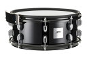 aDrums artist 13” Snare Drum アコースティックドラムシェルを使ったエレクトロニックドラム「aDrums」。シェル部分にはバーチ材の6plを採用。 トリガーセンサーは、従来の電子ドラムに採用されている打面中央に位置するセンサーではなく、リム側に配置した3個のセンサーにより音量差を極力排除しています。 特にスネアドラムには、ウッドのサイドリムを装着し、切り替えることなくクローズドリム、オープンリムショットを叩き分けることができます。 主な特長 ■アコースティックドラムに並ぶダイナミクス 従来の電子ドラムでは、ヘッド中央を叩くと異常に大きな音が鳴ってしまうホットスポットがあるために、あえて音源もダイナミクス(強弱)の幅を狭めて目立たせないようにすることがありました。 aDrumsではドラムやシンバルにマルチセンサーを採用することでこの打面の感度を均一化し、ピアニッシモからフォルテッシモまで意図通りの表現が可能となりました。アコースティックドラムのような大きなダイナミクスを自在にコントロールすることで生まれるグルーヴは、演奏者の個性を引き立たせます。 ◎自在なサイドスティック サイドスティックの演奏をもっと心地良く。木肌とラッカーペイントのコントラストが美しいサイドリムは、新しく開発された固有振動数による検出技術にも最適なメイプル材を採用。木の打感触とサイドスティックサウンドが見事にマッチし、優れた演奏性を発揮します。これまでのようにサイドスティックボタンで切り替えることなく、リムショットとサイドスティックの叩き分けができ、演奏の自由度が大きく広がります。 ■主な仕様 サイズ：13” x 5.5” マテリアル：バーチ 6プライ フィニッシュ：ラッカーペイント カラー：ソリッドブラック ゾーン：ヘッド/リム/サイドリム コネクタ：トリガー出力 x1 (TRSフォーン) ※トリガーケーブルは付属しません。 UD20170725