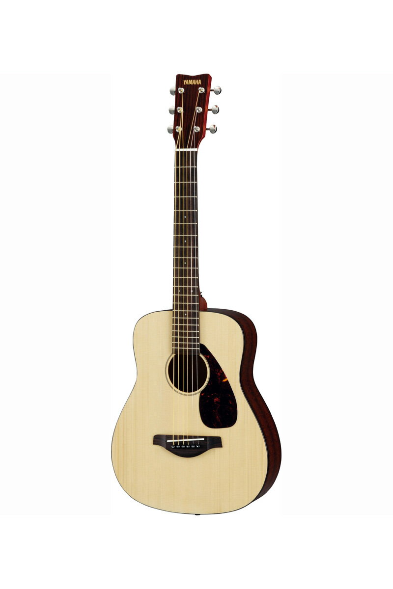 単板TOPのミニフォークギター！！ 人気のミニフォークギター「JR2」の表板を単板仕様としサウンドが向上した上位モデルです。 側裏板の塗装を艶あり仕上げとし、ヘッドにはローズウッドの化粧貼りを施す等高級感のある仕上がりとなっています。 主な仕様 胴型小型ギタータイプ 表板スプルース単板 裏板マホガニーフィニッシュUTF貼付 側板マホガニーフィニッシュUTF貼付 棹ナトー 指板ローズウッド 下駒ローズウッド 指板幅（上駒部/胴接合部）43mm/52mm 付属品専用ソフトケース カラー：NT（ナチュラル） メーカー保証つきです！！ ※画像はサンプルです。 UD20130312　
