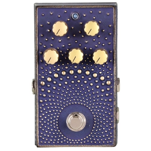 "あられ" オーバードライブの特別色【星月夜】 夜空に浮かぶ星と月をイメージした濃紺と金色の配色。 あられ模様、鋳肌の凹凸により独特の色合い・質感を持ち豪華さと落ち着きがある仕上がりです。 また従来品同様、鋳造から着色・仕上げまで職人仕事による作品です。 岩手県の工芸品である”南部鉄器”を筐体に使った、世界初のエフェクター "あられ" 南部鉄器の素材である鋳鉄は、従来エフェクターの筐体として使用されてきたアルミ材に比べてずっしりと重いですが、その音色は分厚い音圧とピッキングのレスポンスが速い音で、とても音楽的な要素を持っています。 "あられ"は、Volume, Gianと3Band EQ(Low, Mid, High)で、それぞれスウィートスポットが広くとても幅広い音創りが可能です。 表現力を損なわず高い解像度で出力することを目的としたトランスペアレント系のオーバ ードライブです。 また上面に施された”あられ”は南部鉄瓶の代表的な模様ですが、歪みを表現する言葉の1つ に、”歪みの粒”の大きさや荒さを言い表しますが、あられの粒1つ1つを歪みの粒として表 現したデザインとしています。 ●電源：2.1mm センターマイナス9V のみ ●サイズ：縦 120mm, 横 68mm, 高さ 55mm (最大) ●重量：約 730g ●動作電流：8mA(DC9V) ●入力インピーダンス：470kΩ ●出力インピーダンス：10kΩ以下 ●コントロール： ◯Gain・・・ 歪みの量を調整します。 ◯Volume・・・ 音量を調整します。 ◯Low・・・ 低域をブースト/カットできます。左回しでカット、右回しでブーストします。 ◯Mid・・・ 中域をブースト/カットできます。左回しでカット、右回しでブーストします。 ◯High・・・ 高域を調整できます。 ※デザイン、仕様につきまして、許可なく変更する場合がございます。ご了承くださいませ。 ※画像はサンプルですのでお渡しする個体のシリアルとは異なる場合がございます。予めご留意くださいませ。
