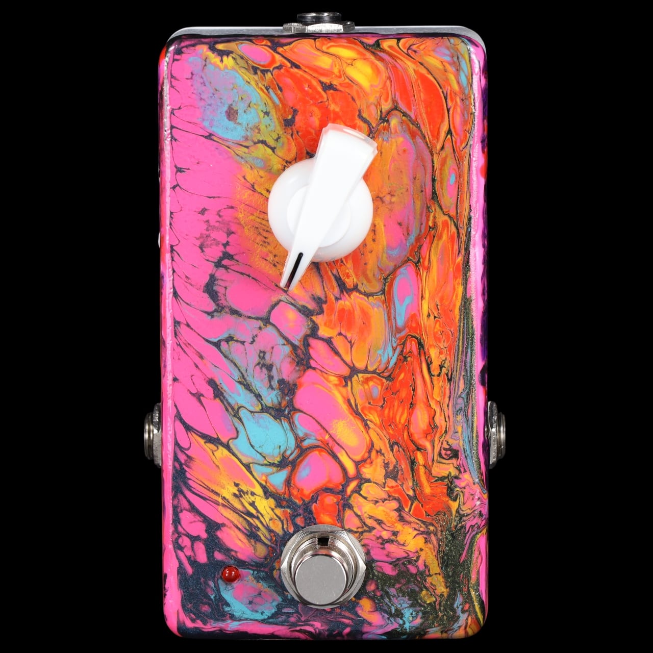 伝説級の歪み × 唯一無二のペイント LT FUZZは、TRINITY EFFECTS 第1弾のLEGENDARY TONEの回路をそのままにパーツを変更してオーバードライブとファズをうまく融合させた1ノブファズへ大幅アレンジ致しました。 シングルコイルピックアップとクリーンアンプの組み合わせでも図太い歪みを得る事ができます。 ギターのボリュームとトーンのコントロールにより、クリーンからクランチ、そして太くパワフルなファズサウンドまで多彩なサウンドをお楽しみ頂けます。 ※非常にシンプルな回路のため、ビンテージファズ同様にラジオ電波を拾う事がありますので、あらかじめご了承願います。 ※画像は実際にお渡しする個体の画像です。