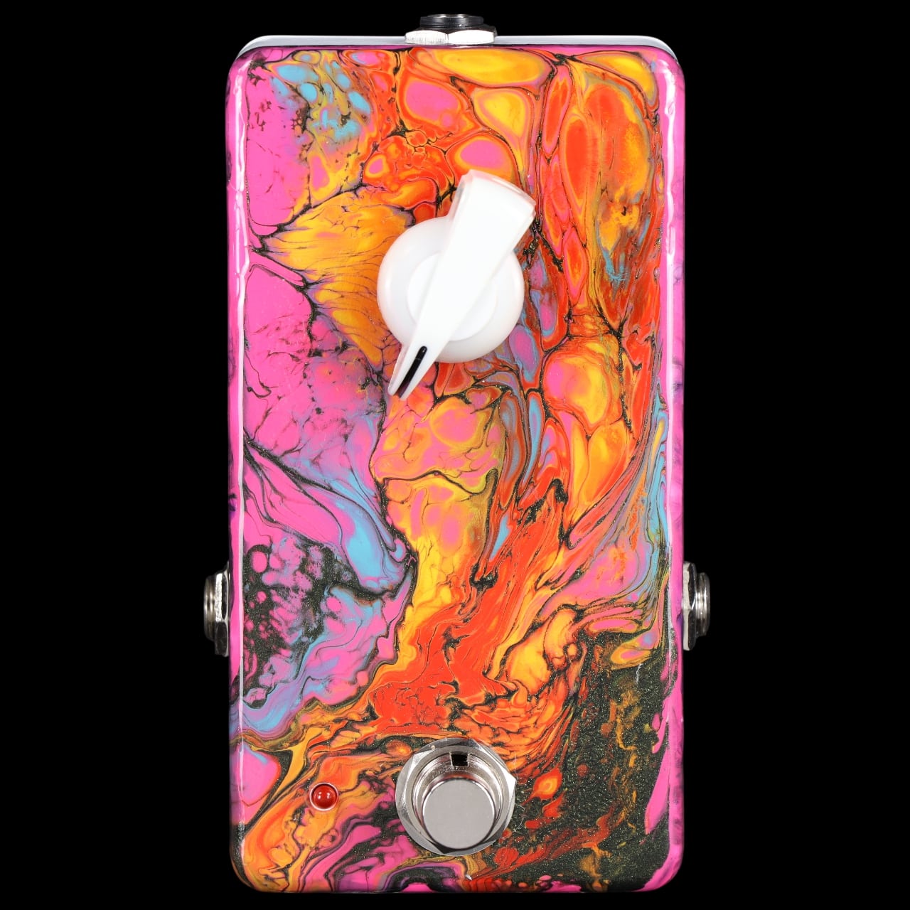 伝説級の歪み × 唯一無二のペイント LT FUZZは、TRINITY EFFECTS 第1弾のLEGENDARY TONEの回路をそのままにパーツを変更してオーバードライブとファズをうまく融合させた1ノブファズへ大幅アレンジ致しました。 シングルコイルピックアップとクリーンアンプの組み合わせでも図太い歪みを得る事ができます。 ギターのボリュームとトーンのコントロールにより、クリーンからクランチ、そして太くパワフルなファズサウンドまで多彩なサウンドをお楽しみ頂けます。 ※非常にシンプルな回路のため、ビンテージファズ同様にラジオ電波を拾う事がありますので、あらかじめご了承願います。 ※画像は実際にお渡しする個体の画像です。