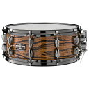 Live Custom Hybrid Oak | Snare drums ライブカスタムハイブリッドオークは、オーク材が引き出す特有の低音域を更に強化する為に「ハイブリッドシェル構造」を採用し、低音域に切れの良いアタック感とパワーを増強しました。シェルフィニッシュには日本の伝統的な木材加工方法である「浮造り“UZUKURI”」を初めて採用し、オーク材特有の木目を強調する独特かつ高級感のあるフィニッシュとなっております。 ■オークシェル／フェノールシート ハイブリッドシェル (PAT.PEND)： ライブカスタムハイブリッドオークは、フラッグシップモデル「PHX」やご好評頂いております「アブソルートハイブリッドメイプル」より受け継いだ「ハイブリッドシェル構造」を採用。シェル中央の芯材に高密度な「フェノールシート」を配置、その両側をオーク材で挟み込む仕様となっております。 7ply/7.3mm厚のスネアドラムに、ベアリングエッジは全モデル45゜/R1.5を採用。厚いオークシェルにハイブリッドシェル構造を採用したことで、オーク材特有の低音域に切れの良いアタック感とパワーを増強しました。 ■「浮造り」 UZUKURI Finish： 日本の伝統的な木材加工方法である「浮造り“UZUKURI”」の技術を用いたシェルフィニッシュ。シェルの塗装前に木目のやわらかい部分のみを削って表面に凹凸をつけ、凹部のみ黒い塗料にて着色することで凸部が浮き上がって見える為、オーク材特有の美しい木目が強調される豪華な木工・塗装仕上げです。 ■ダークシルバーフィニッシュ、内面ブラック塗装： ラグ、フープ等のハードウェアはダークシルバーフィニッシュ仕様。シェル内面はブラック塗装を施し、精悍なルックスを演出しました。 ■アブソルートラグ： シェルの振動を阻害せず、打面の響きを余すことなく伝達するアブソルートラグを採用。 ■2.3mmダイナフープ： 厚めのスティールフープがサウンドを引き締め、シャープなレスポンスを引き出します。 ■Qタイプストレイナー： オンオフ時の安定性と高い操作性を実現。スナッピーの交換や演奏中の調整も簡単に行えます。 主な仕様 ○ 口径14"○ 深さ5.5”○ シェル素材7Ply 7.3mm (オーク3Ply/フェノールシート1Ply/オーク3Ply)※シェル内面ブラック塗装○ テンション10○ スネアハイカーボンスティール 25本○ スネアベッド2.7mm○ エッジ角45°/R1.5○ ラグ・ブラケットアブソルートラグ(ダークシルバーフィニッシュ)○ フープダイナフープ2.3mm(ダークシルバーフィニッシュ)○ ヘッド・トップヤマハレモ・コーテッドアンバサダー○ ヘッド・ボトムヤマハレモ・スネアアンバサダー○ ストレイナー（リリース）Qタイプ○ ストレイナー（バッド） DC3タイプ○ カラーフィニッシュ： UNT（UZUナチュラル） UD20190521