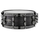 Live Custom Hybrid Oak | Snare drums ライブカスタムハイブリッドオークは、オーク材が引き出す特有の低音域を更に強化する為に「ハイブリッドシェル構造」を採用し、低音域に切れの良いアタック感とパワーを増強しました。シェルフィニッシュには日本の伝統的な木材加工方法である「浮造り“UZUKURI”」を初めて採用し、オーク材特有の木目を強調する独特かつ高級感のあるフィニッシュとなっております。 ■オークシェル／フェノールシート ハイブリッドシェル (PAT.PEND)： ライブカスタムハイブリッドオークは、フラッグシップモデル「PHX」やご好評頂いております「アブソルートハイブリッドメイプル」より受け継いだ「ハイブリッドシェル構造」を採用。シェル中央の芯材に高密度な「フェノールシート」を配置、その両側をオーク材で挟み込む仕様となっております。 7ply/7.3mm厚のスネアドラムに、ベアリングエッジは全モデル45゜/R1.5を採用。厚いオークシェルにハイブリッドシェル構造を採用したことで、オーク材特有の低音域に切れの良いアタック感とパワーを増強しました。 ■「浮造り」 UZUKURI Finish： 日本の伝統的な木材加工方法である「浮造り“UZUKURI”」の技術を用いたシェルフィニッシュ。シェルの塗装前に木目のやわらかい部分のみを削って表面に凹凸をつけ、凹部のみ黒い塗料にて着色することで凸部が浮き上がって見える為、オーク材特有の美しい木目が強調される豪華な木工・塗装仕上げです。 ■ダークシルバーフィニッシュ、内面ブラック塗装： ラグ、フープ等のハードウェアはダークシルバーフィニッシュ仕様。シェル内面はブラック塗装を施し、精悍なルックスを演出しました。 ■アブソルートラグ： シェルの振動を阻害せず、打面の響きを余すことなく伝達するアブソルートラグを採用。 ■2.3mmダイナフープ： 厚めのスティールフープがサウンドを引き締め、シャープなレスポンスを引き出します。 ■Qタイプストレイナー： オンオフ時の安定性と高い操作性を実現。スナッピーの交換や演奏中の調整も簡単に行えます。 主な仕様 ○ 口径14"○ 深さ5.5”○ シェル素材7Ply 7.3mm (オーク3Ply/フェノールシート1Ply/オーク3Ply)※シェル内面ブラック塗装○ テンション10○ スネアハイカーボンスティール 25本○ スネアベッド2.7mm○ エッジ角45°/R1.5○ ラグ・ブラケットアブソルートラグ(ダークシルバーフィニッシュ)○ フープダイナフープ2.3mm(ダークシルバーフィニッシュ)○ ヘッド・トップヤマハレモ・コーテッドアンバサダー○ ヘッド・ボトムヤマハレモ・スネアアンバサダー○ ストレイナー（リリース）Qタイプ○ ストレイナー（バッド） DC3タイプ○ カラーフィニッシュ： UCS（UZU チャコールサンバースト） UD20190521