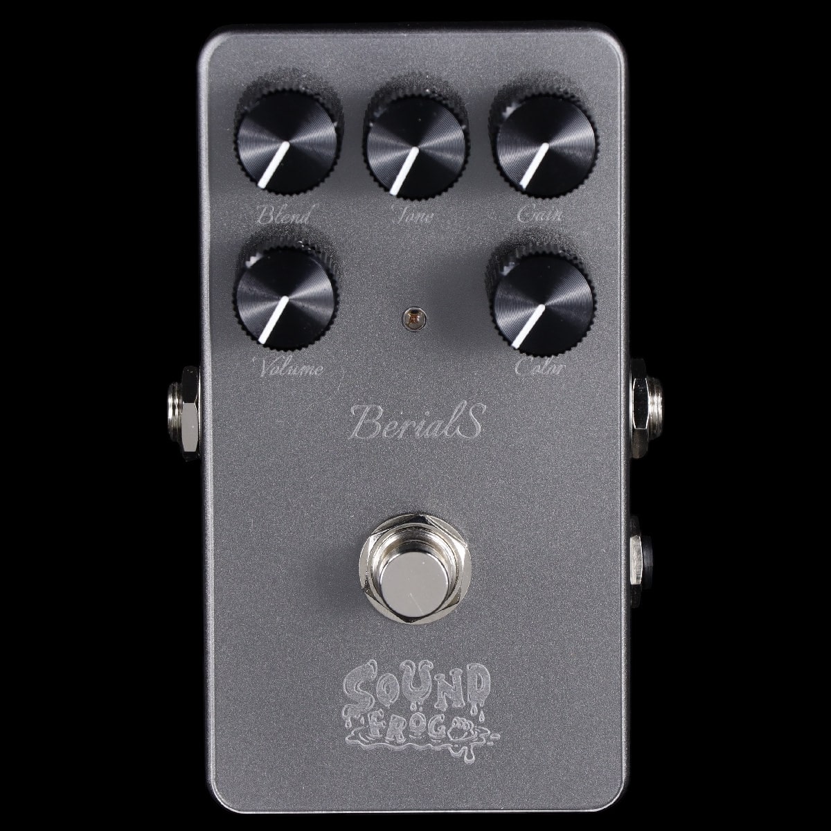 プリアンプとしての使用もおすすめ！ BerialSはBerialをベースに、よりマイルドかつ上品なサウンドへ発展させたベース用オーバードライブです。 コントロール類はBerial同様に、Volume/Blend/Tone/Gain/Colorとなっており、Colorノブで歪む帯域を調整する機能も健在です。Berialよりもナチュラルなサウンドのため、かけっぱなしでプリアンプとしての使用もおすすめです。 9V電池、センターマイナス9~18Vのパワーサプライ対応 トゥルーバイパス W：72mm H：115mm D：50mm 消費電流:12mA ※電池は付属しません。 ※画像はサンプルです。