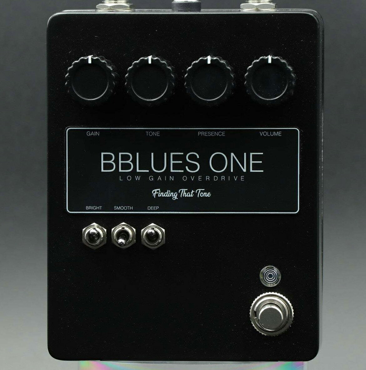 BluesBreaker回路をベースに製作されたモデル BBlues Oneは、クラシックなBluesBreaker回路をベースに、トーンシェイピング用のコントロールを追加し、ノイズフィルター、より多くのボリューム、ソフトスイッチング、トゥルーバイパスなどの技術的な改良を加えています。コンティニュアム時代のジョン・メイヤーのほぼクリーンなトーンからインスピレーションを得て設計され、深みのあるベルのようなサウンドを実現すると同時に、他の幅広いトーンも提供することを目指しています。シグネチャー・トーンを探している人も、様々なバックラインに対応する汎用性が必要な人も、BBlues Oneでカバーできます。 ■クラシックなBluesBreakerサーキット 少し前になりますが、Marshallが象徴的なBluesBreakerペダルの復刻版をリリースする前に、BBlues Oneの最初のバージョン（mk1または3ノブ・バージョン）をご紹介しました。私たちの最初のバージョンは、当時非常に高価で、正式なリイシューがなかった伝説的な回路を忠実に再現することを目指し、その長所と短所の両方を取り入れました。また、初期と後期の2つの歴史的なバージョンの回路を切り替えられることも特徴でした。 この新バージョン（mk2または4ノブ・バージョン）では、90年代のオリジナル・ペダルの「欠点」に対処するため、BluesBreaker回路を完全に再設計し、汎用性を高めるために新しいコントロールを追加しました。これらのアップグレードにもかかわらず、BBlues Oneはクラシック・デザインの魂とオリジナル・トーンを維持しています。 ■ジョン・メイヤーとコンティニュアム・トーン（私たちのインスピレーション） ジョン・メイヤーと彼のアルバム『Continuum』で、Two Rockアンプ、Black Oneストラト、そしてMarshall BluesBreakerペダルのトーンで有名です。 ほとんどクリーンで、ベルが鳴るようなトーンのことで、シンプルでありながら再現が難しい。BluesBreakerペダルは、その特徴的なGravityトーンを提供することができますが、ピックアップのアグレッシブさやアンプのブライトネスなどの変数によって、それを達成するのは本当に難しいかもしれません。 メイヤーのトーンにインスパイアされてデザインされたBBlues Oneは、幅広いサウンドとアプリケーションを提供します。超ブライトでシャープなトーンも、リッチでダークなフルボディ・サウンドも、このペダルがあれば十分です。ベース・プレイヤーをも満足させる汎用性を備えています。 各部詳細 前述の通り、BluesBreakerの回路を完全に再設計しました。 以下が新しい点です： ■ノイズ・フィルターとトゥルー・バイパス ノイズフィルターを改良し、トゥルーバイパスソフトスイッチングシステムを追加。 ■電圧入力 BBlues Oneは9Vまたは18VDCで接続できます。 違いは微妙ですが、18VDCで動作させることにより、ヘッドルームがさらに広がります。 ■Volume Control BBlues Oneは、ブースターとしても機能する十分な音量を提供する新しいVOLUMEシステムを搭載しています。12時にすると、アンプや他のペダルをブーストするためのヘッドルームが追加され、ユニットのベース・ボリュームが得られます。 ■Presence Knob この新しいコントロールは高域を強調し、ネイティブのTONEノブと3つのトグルスイッチでEQを微調整できます。PRESENCEは0%で、BluesBreaker純正サウンドに設定されます。 ■BRIGHT Switch 以前はEARLY/LATERと呼ばれていたが、現在はBRIGHTと表示されています。 EARLY（下）： 90年代初期のBluesBreaker mk1ユニットをエミュレートし、ブライトネスとゲインを抑えて、よりスウィートでアグレッシブでないトーンを実現。メイヤースタイルのクリーントーンに最適。 LATER（上）： 90年代中期の改造を反映し、パンチとゲインを増した、よりブライトでアグレッシブなトーンを実現。 ■SMOOTH Switch この新しいスイッチは、信号のクリッピングを調整し、高域を和らげた丸みのあるウェーブを実現します。 Off（下）： 純正BluesBreakerサウンド。 On（上）： 中音域が強調され、よりベルベットのようなトーン。 ■DEEP Switch フィードバック・フィルターを変更して低域を増加させ、アンプをより大きく深いサウンドにします。 Off（下）： 純正BluesBreakerサウンド。 On（上）： トーンに深みを加えます。 　 ※完全ハンドメイドのため、小キズ、塗装ムラなどがある場合もございます。予めご容赦ください。 トゥルーバイパス 電源：9?18VDC 消費電流：27 mA サイズ：95 x 125 x 55mm コントロール：OLUME/TONE/PRESENCE/GAIN、Switch(Bright/Smooth/Deep) ■ペダル内部 DIODES CALIBRATION (Stock/Clean/Dirt) ※画像はサンプルです。