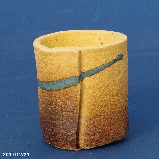 信楽焼 植木鉢 陶器　手びねり(ロクロ引き) 黄丸(大)　2号（外径5.5cm 高さ6-6.5cm）【山野草鉢 多肉植物鉢 サボテン鉢 盆栽鉢 花木樹木苗　果樹苗　アガベ　塊根植物　珍奇植物　ビザールプランツ　蘭ラン科植物 観葉植物】