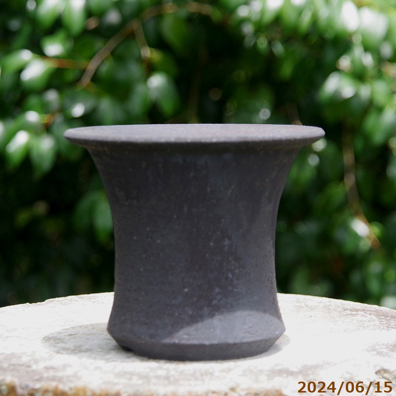 【4日間限定クーポン対象 】信楽焼 植木鉢 陶器　黒鉄釉(黒窯変) 深ソリ(L) 5号 サナサービス【山野草鉢 多肉植物鉢 サボテン鉢 盆栽鉢 果樹苗 アガベ 塊根植物】