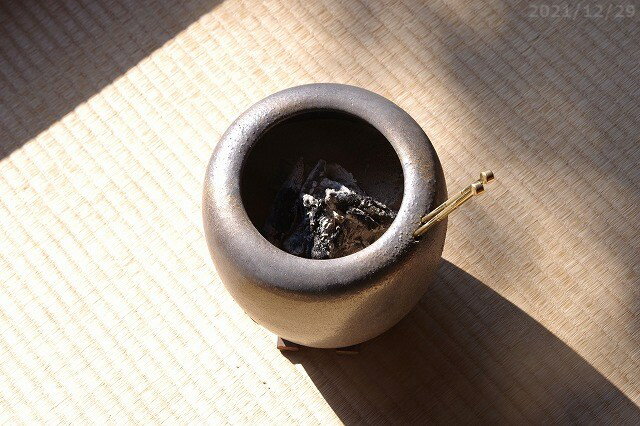 早わかり 火鉢の使い方を初心者向けに解説 室内やマンションでは使える Kurashi No